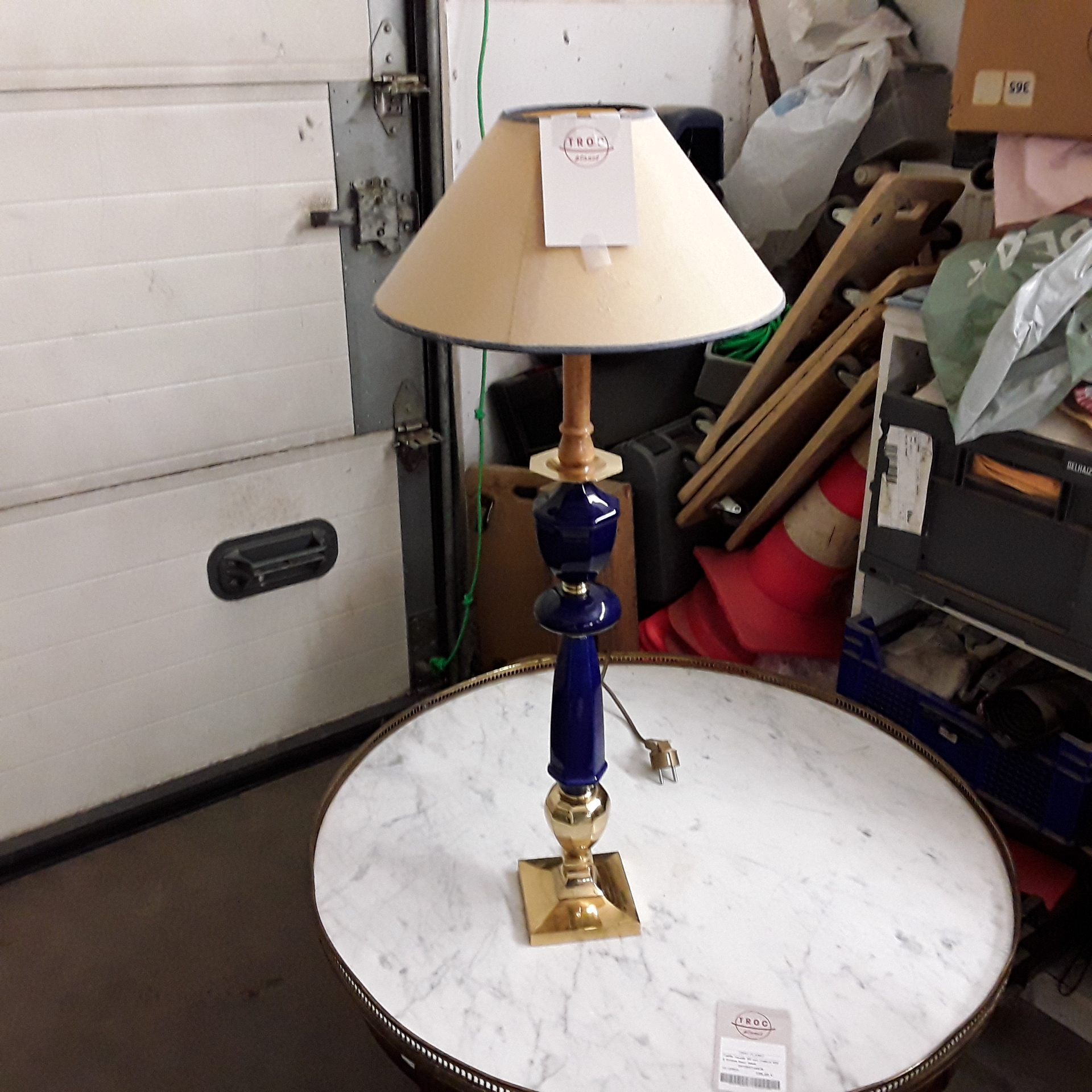 <p>Lampe bleue<br />30,00 € T.T.C<br /><a href="/Article/122852?type=depose" style="color:white;" target="_blank">Lien vers l&#39;article</a></p>