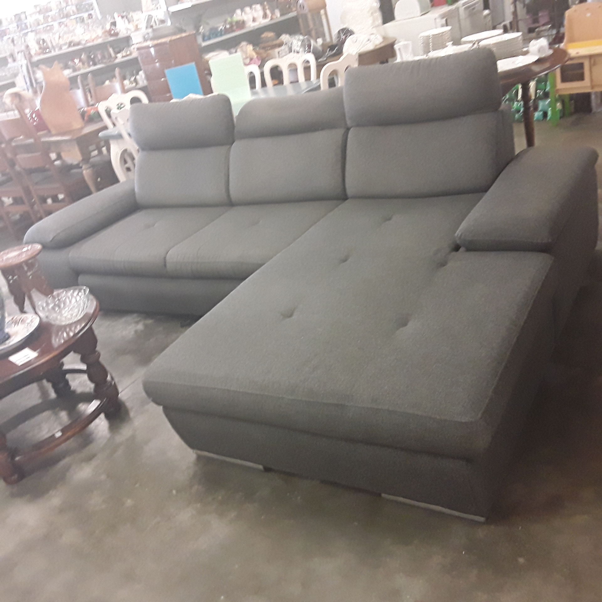<p>Canapé 3 places méridienne<br />+ coffre + lit en tissu gris<br />495,00 € T.T.C<br /><a href="/Article/122161?type=depose" style="color:white;" target="_blank">Lien vers l&#39;article</a></p>