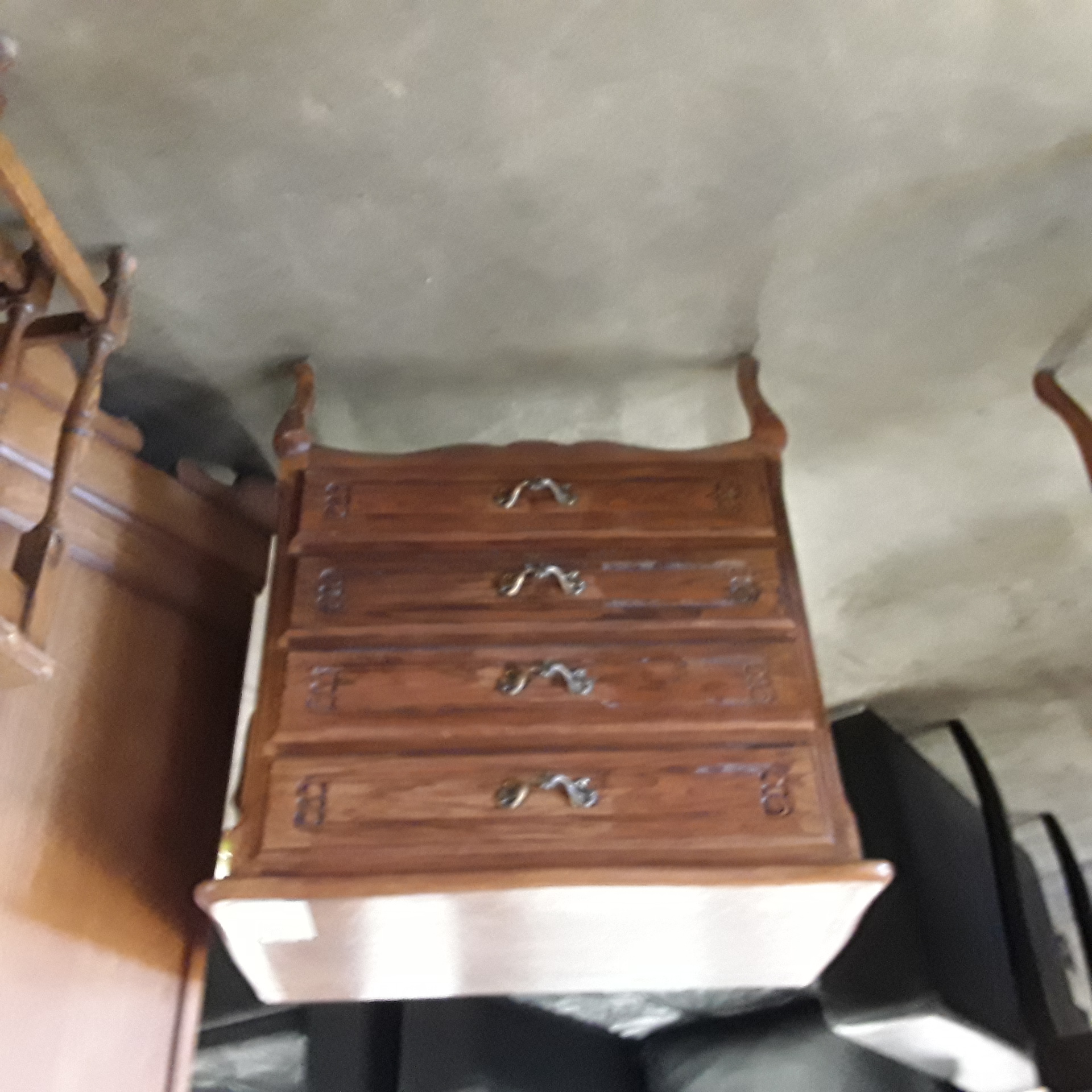 <p>Commode basse <br />4 tiroirs chêne<br />20,00 € T.T.C<br /><a href="/Article/123042?type=depose" style="color:white;" target="_blank">Lien vers l'article</a></p>