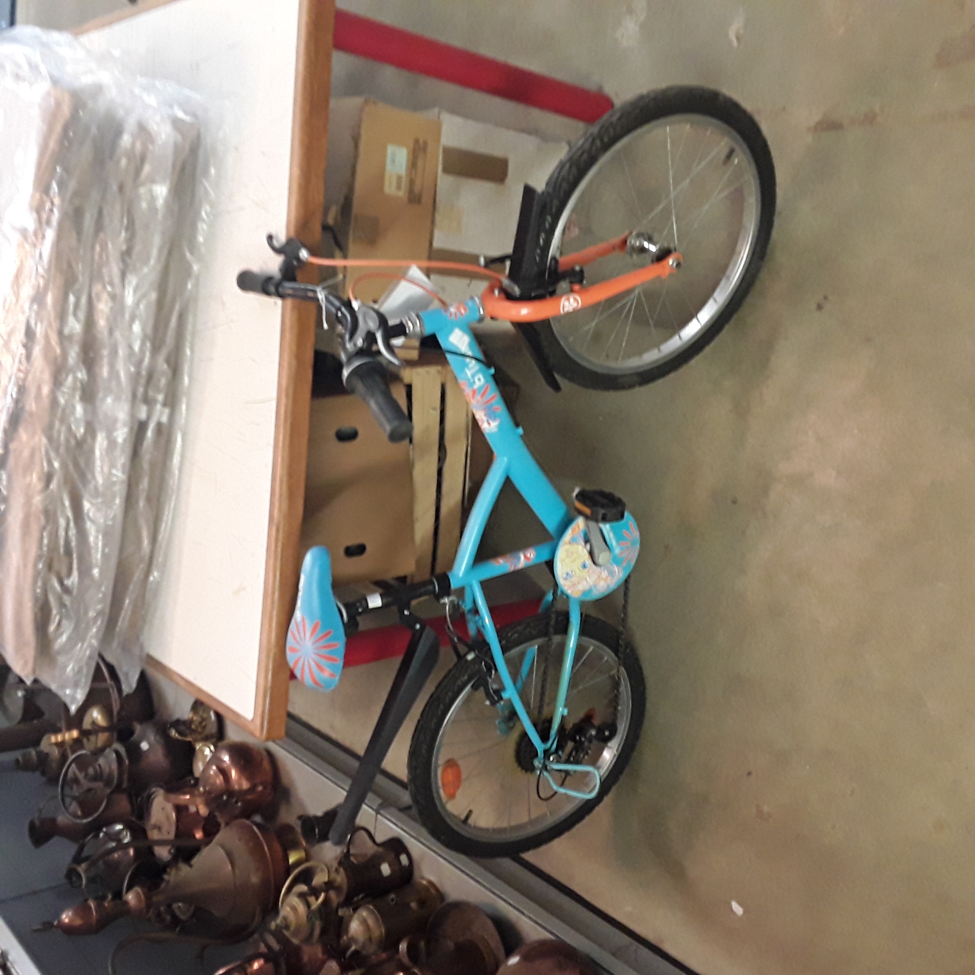 <p>Vélo enfant B TWIN orange<br />50,00 € T.T.C<br /><a href="/Article/123392?type=depose" style="color:white;" target="_blank">Lien vers l'article</a></p>