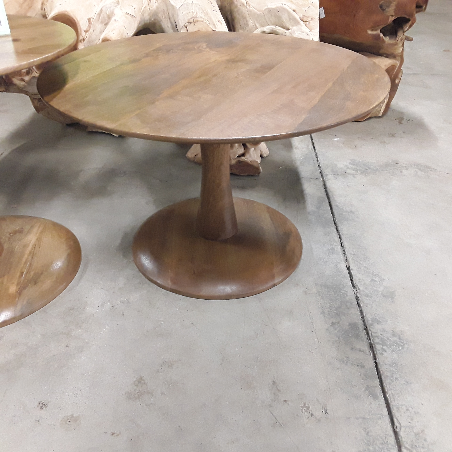 <p>Table de salon Vivy<br />diam 60 Cm (1)<br />169,00 € T.T.C<br /><a href="/Article/4559?type=neuf" style="color:white;" target="_blank">Lien vers l&#39;article</a></p>