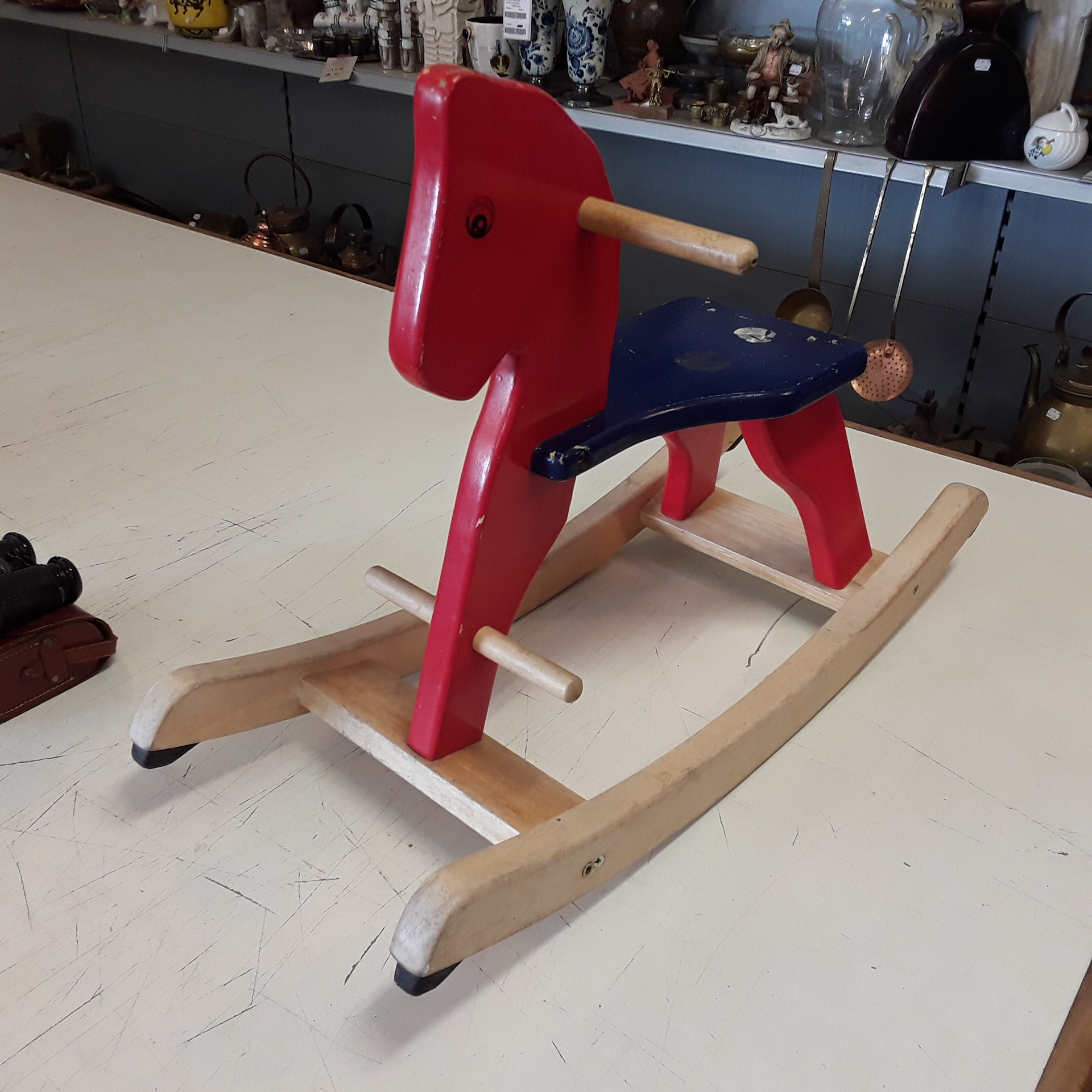 <p>Cheval à bascule bois<br />20,00 € T.T.C<br /><a href="/Article/122125?type=depose" style="color:white;" target="_blank">Lien vers l&#39;article</a></p>
