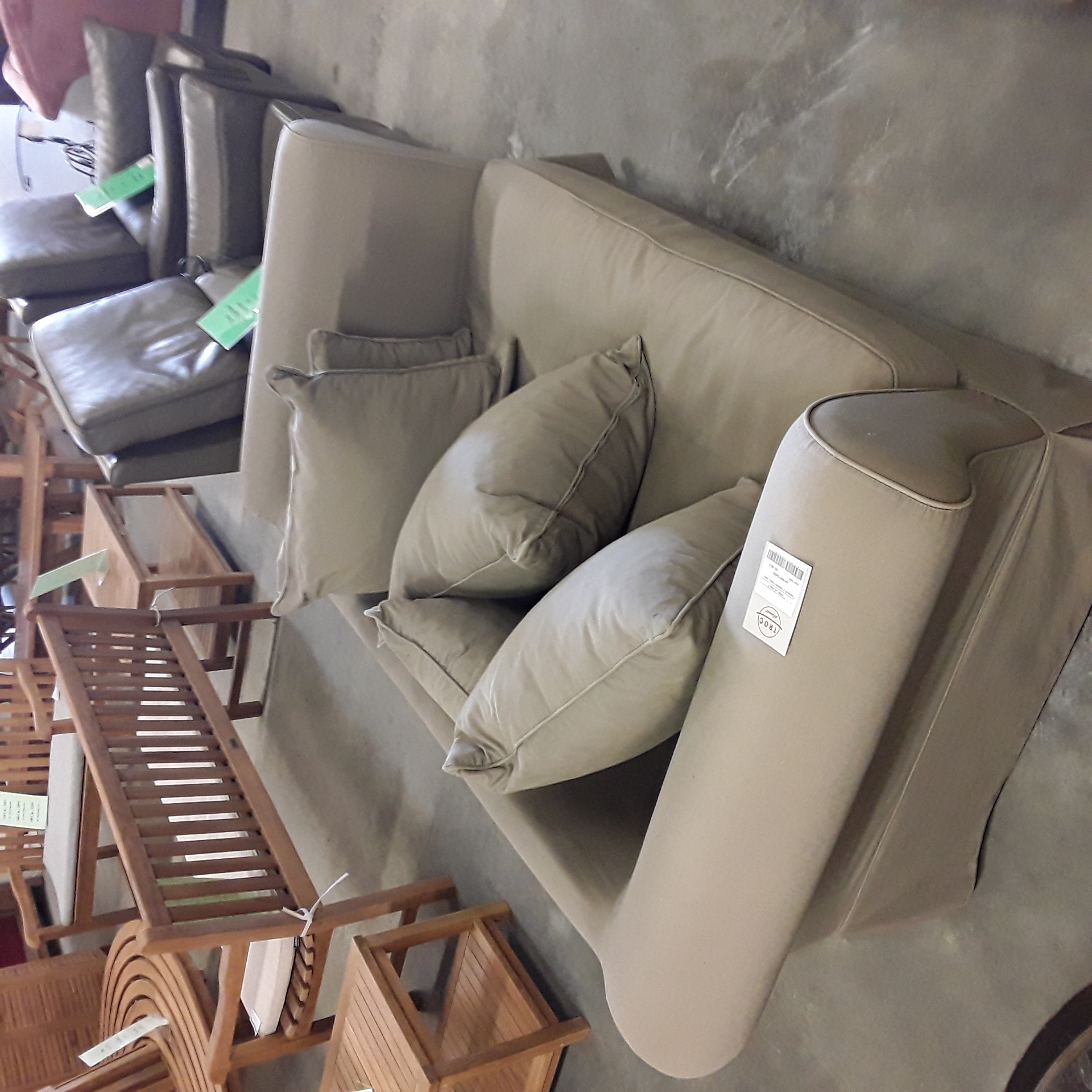 <p>Fauteuil 2 places tissu gris<br />100,00 € T.T.C<br /><a href="/Article/124093?type=depose" style="color:white;" target="_blank">Lien vers l'article</a></p>