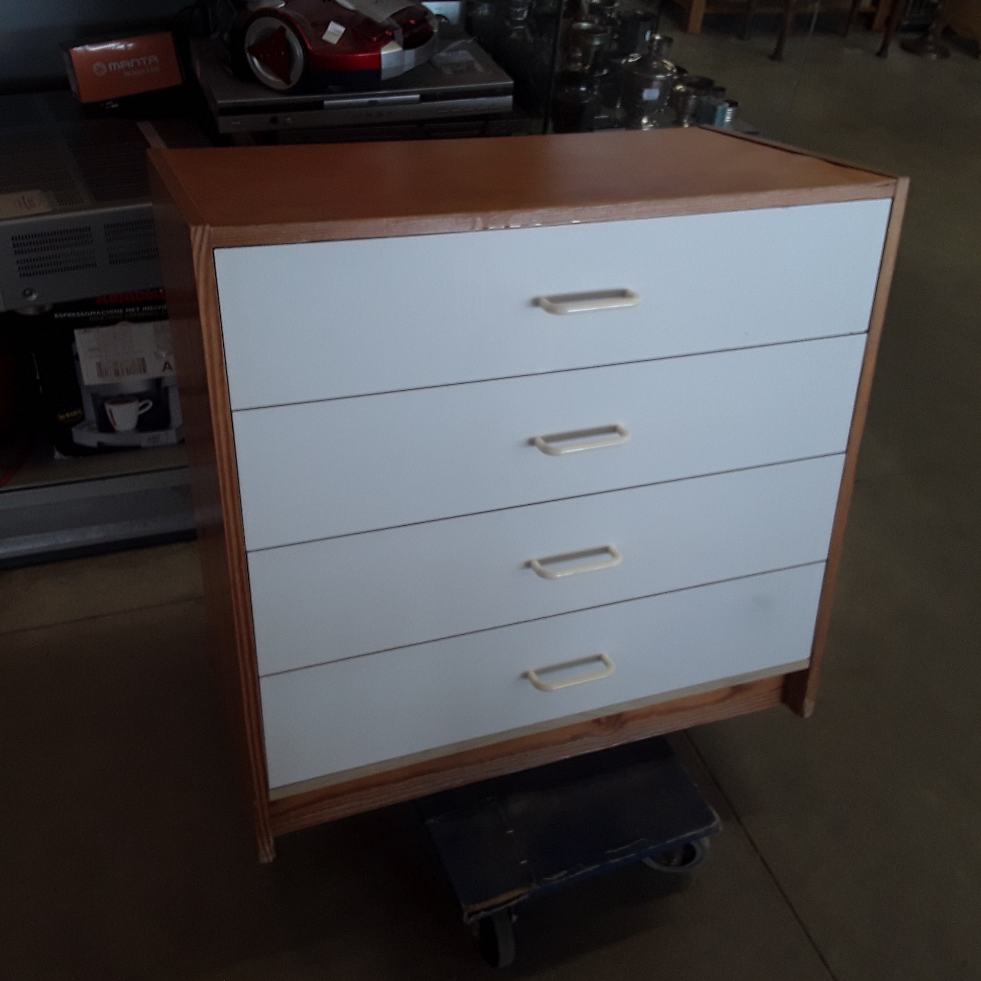 <p>Commode 4 tiroirs IKEA<br />12,00 € T.T.C<br /><a href="/Article/122205?type=depose" style="color:white;" target="_blank">Lien vers l&#39;article</a></p>