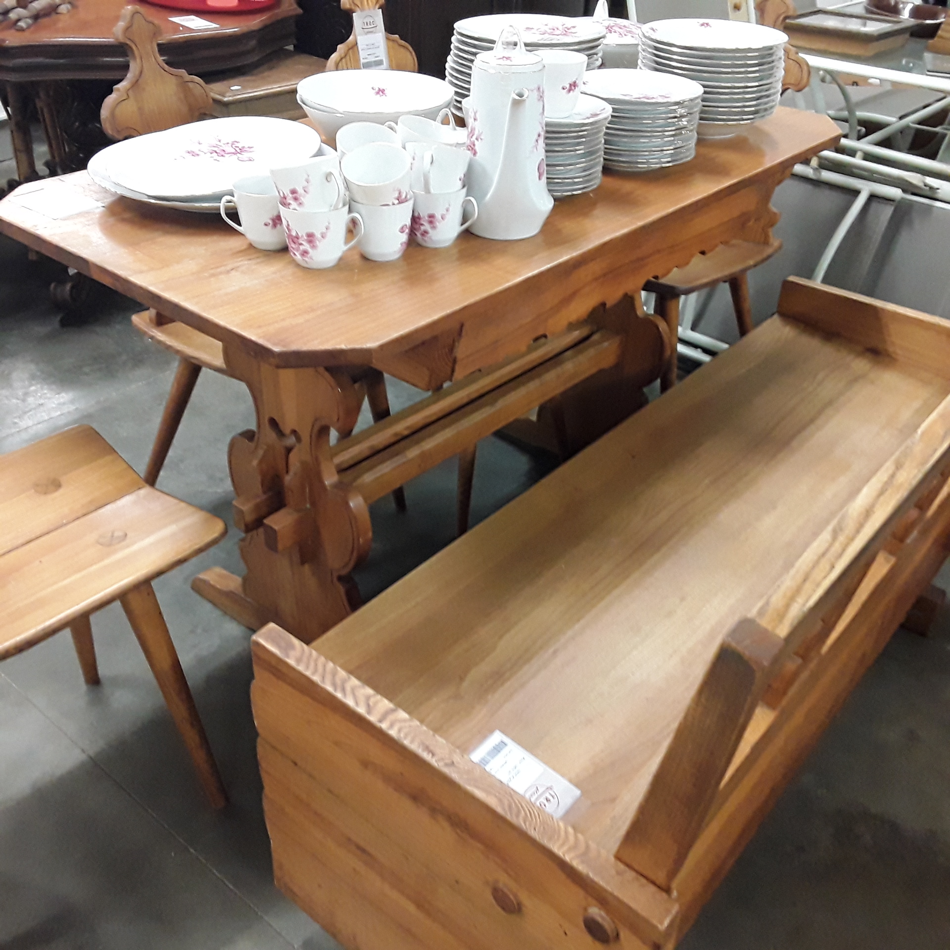 <p>Table pin 125 x 65 cm<br />1 tiroir<br />80,00 € T.T.C<br /><a href="/Article/121912?type=depose" style="color:white;" target="_blank">Lien vers l&#39;article</a></p>
