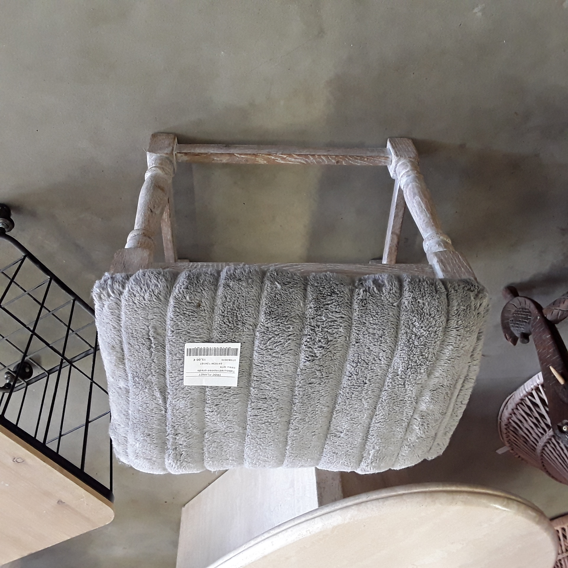 <p>Tabouret/repose-pieds<br />tissu gris<br />15,00 € T.T.C<br /><a href="/Article/124167?type=depose" style="color:white;" target="_blank">Lien vers l'article</a></p>
