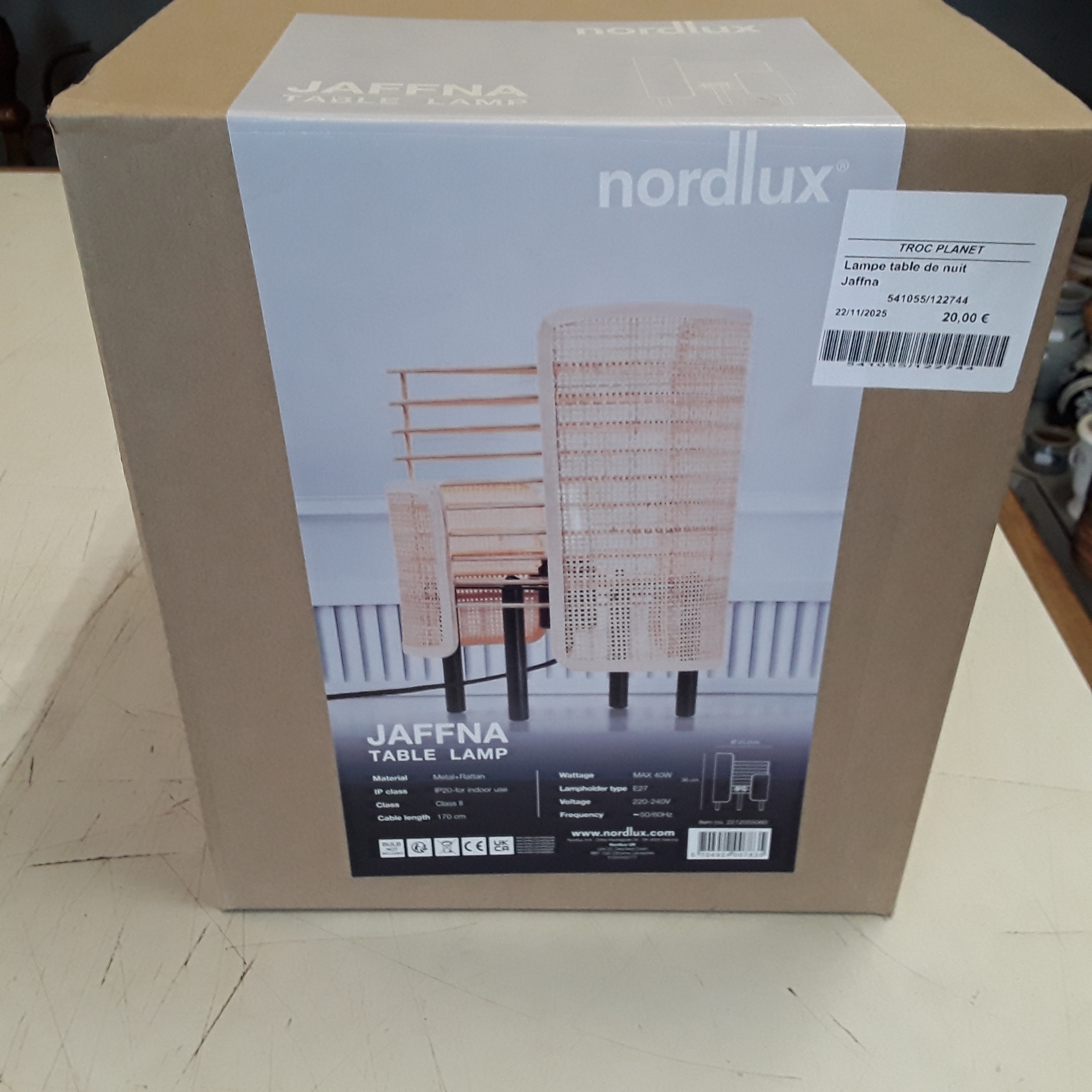 <p>Lampe table de nuit<br />Jaffna<br />20,00 € T.T.C<br /><a href="/Article/122744?type=depose" style="color:white;" target="_blank">Lien vers l&#39;article</a></p>