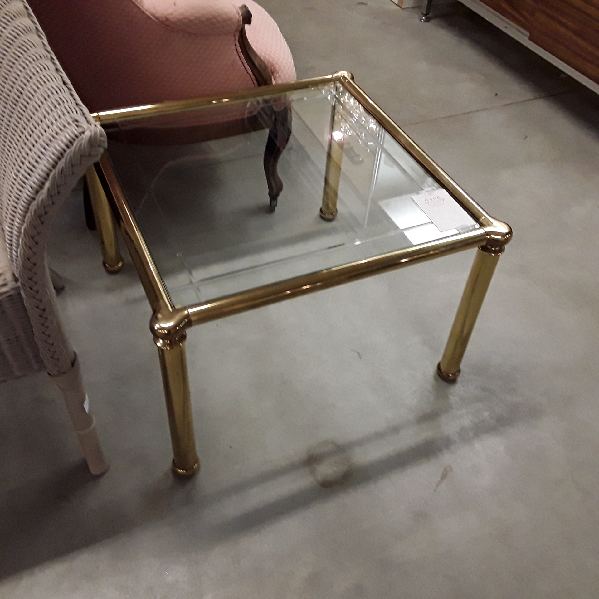 <p>Table laiton 60 x 60 cm vitrée<br />40,00 € T.T.C<br /><a href="/Article/122816?type=depose" style="color:white;" target="_blank">Lien vers l&#39;article</a></p>