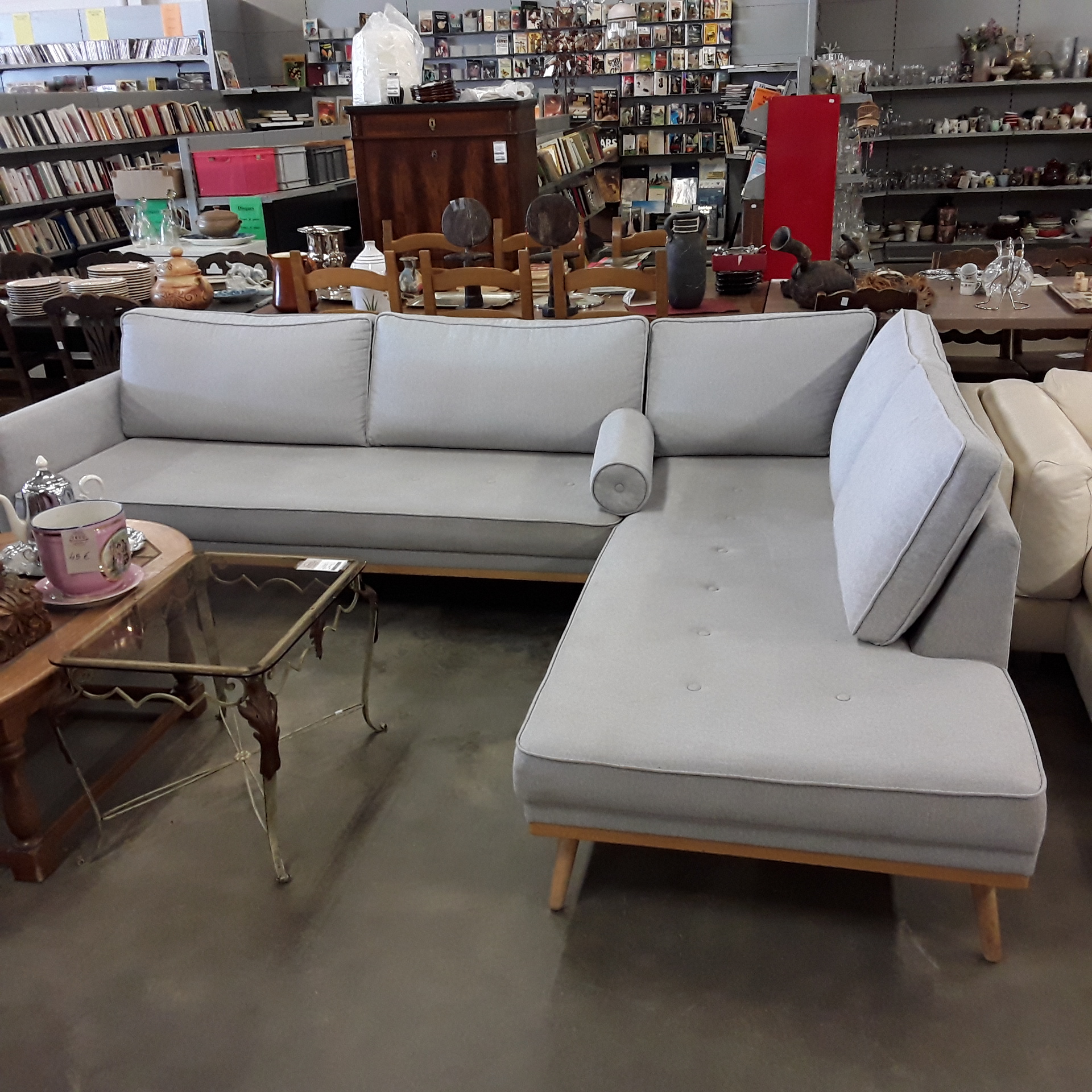 <p>Canapé d'angle 290 x 220 cm<br />Tissu gris<br />395,00 € T.T.C<br /><a href="/Article/121497?type=depose" style="color:white;" target="_blank">Lien vers l&#39;article</a></p>