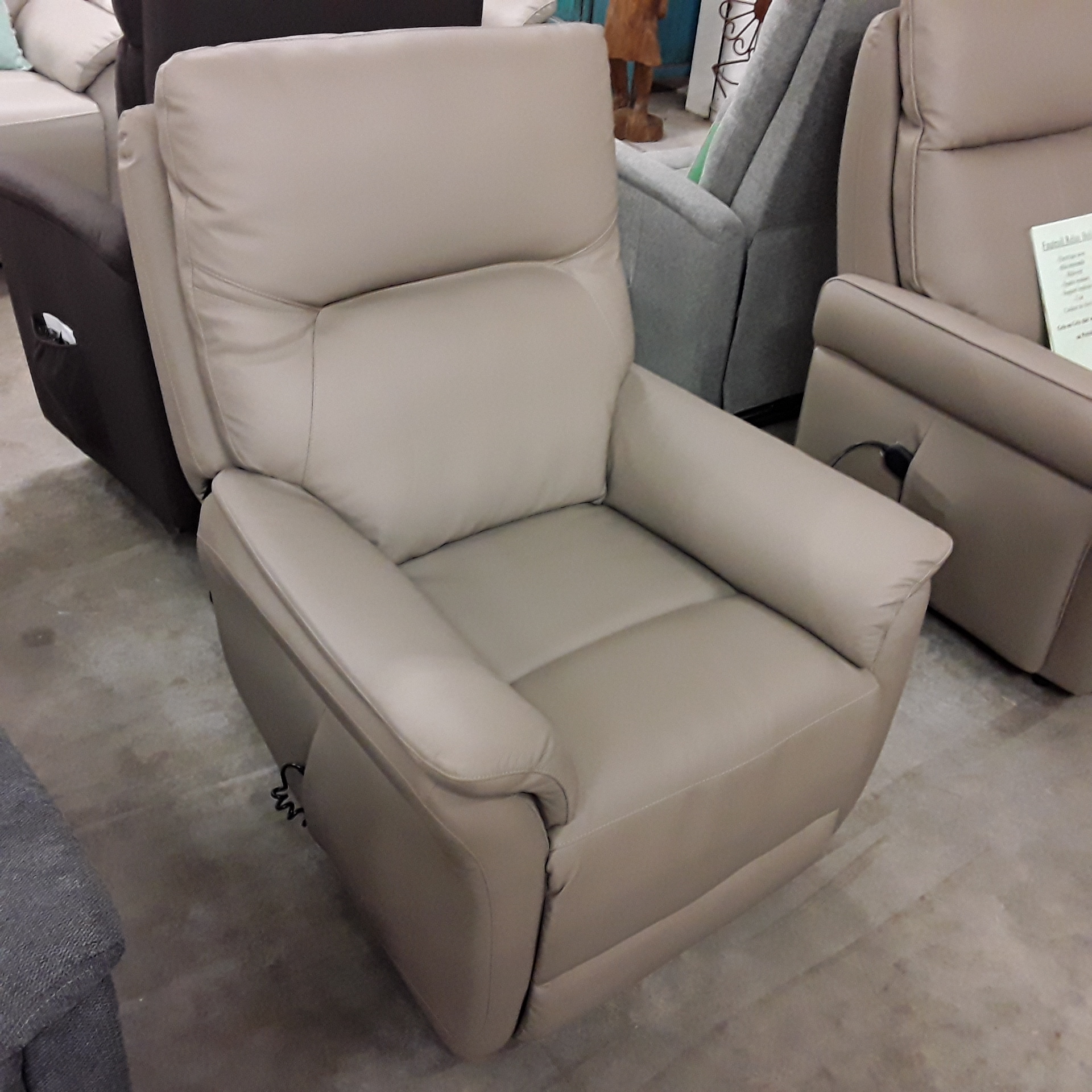 <p>Relax releveur Rudy<br />3 moteurs Cuir<br />899,00 € T.T.C<br /><a href="/Article/4515?type=neuf" style="color:white;" target="_blank">Lien vers l&#39;article</a></p>