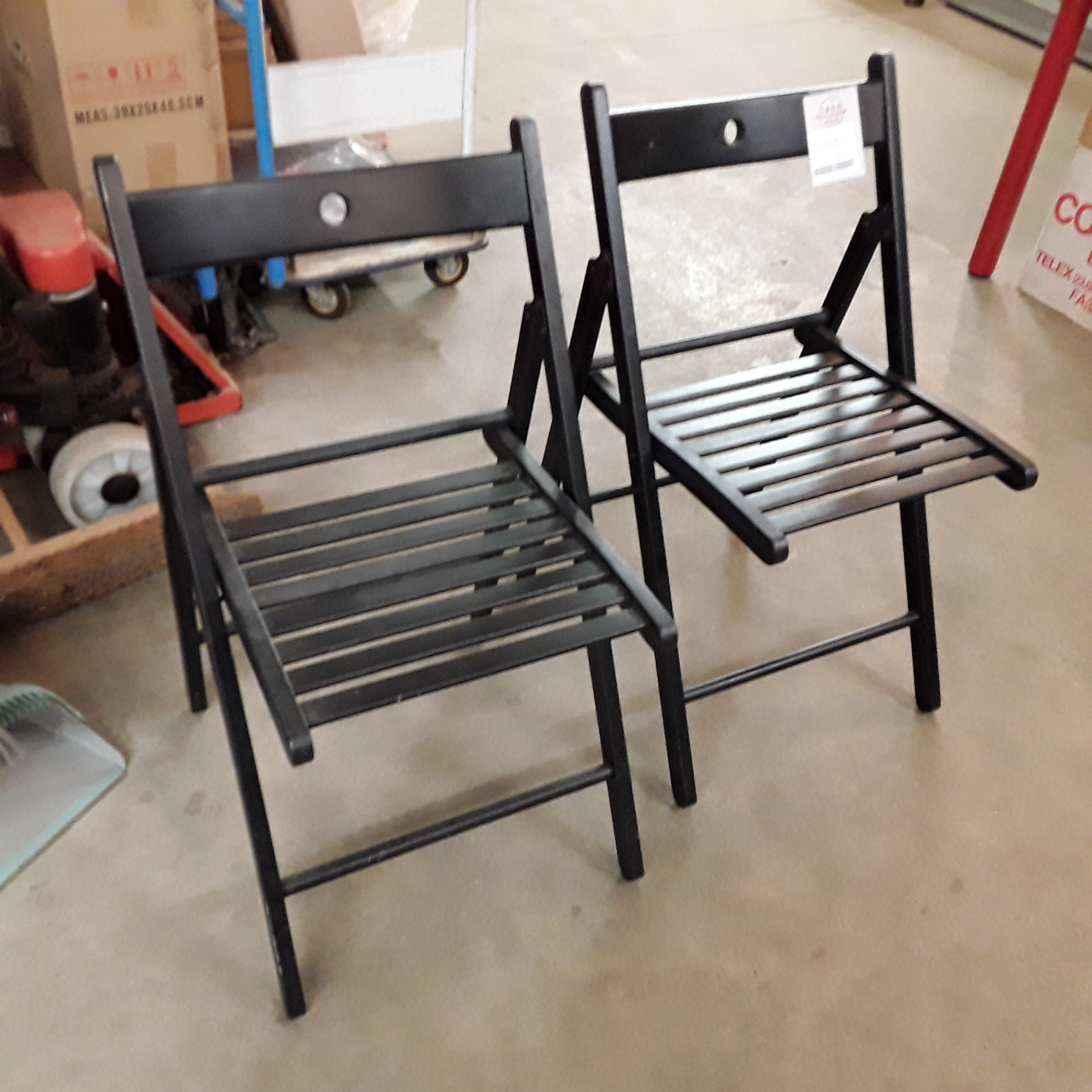 <p>Paire de chaises pliantes<br />noires<br />20,00 € T.T.C<br /><a href="/Article/122888?type=depose" style="color:white;" target="_blank">Lien vers l&#39;article</a></p>