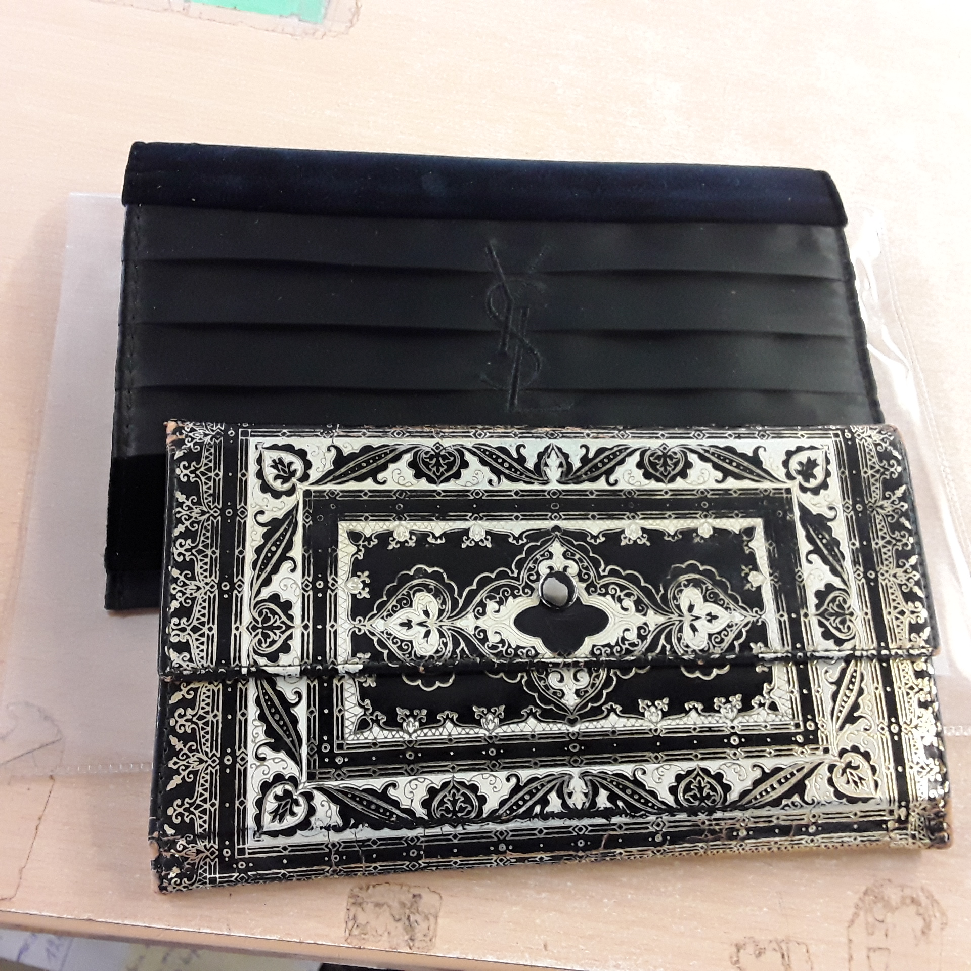 <p>Pochette Yves Saint Laurent<br />+- 1980 avec porte monnaie<br />20,00 € T.T.C<br /><a href="/Article/119002?type=depose" style="color:white;" target="_blank">Lien vers l&#39;article</a></p>