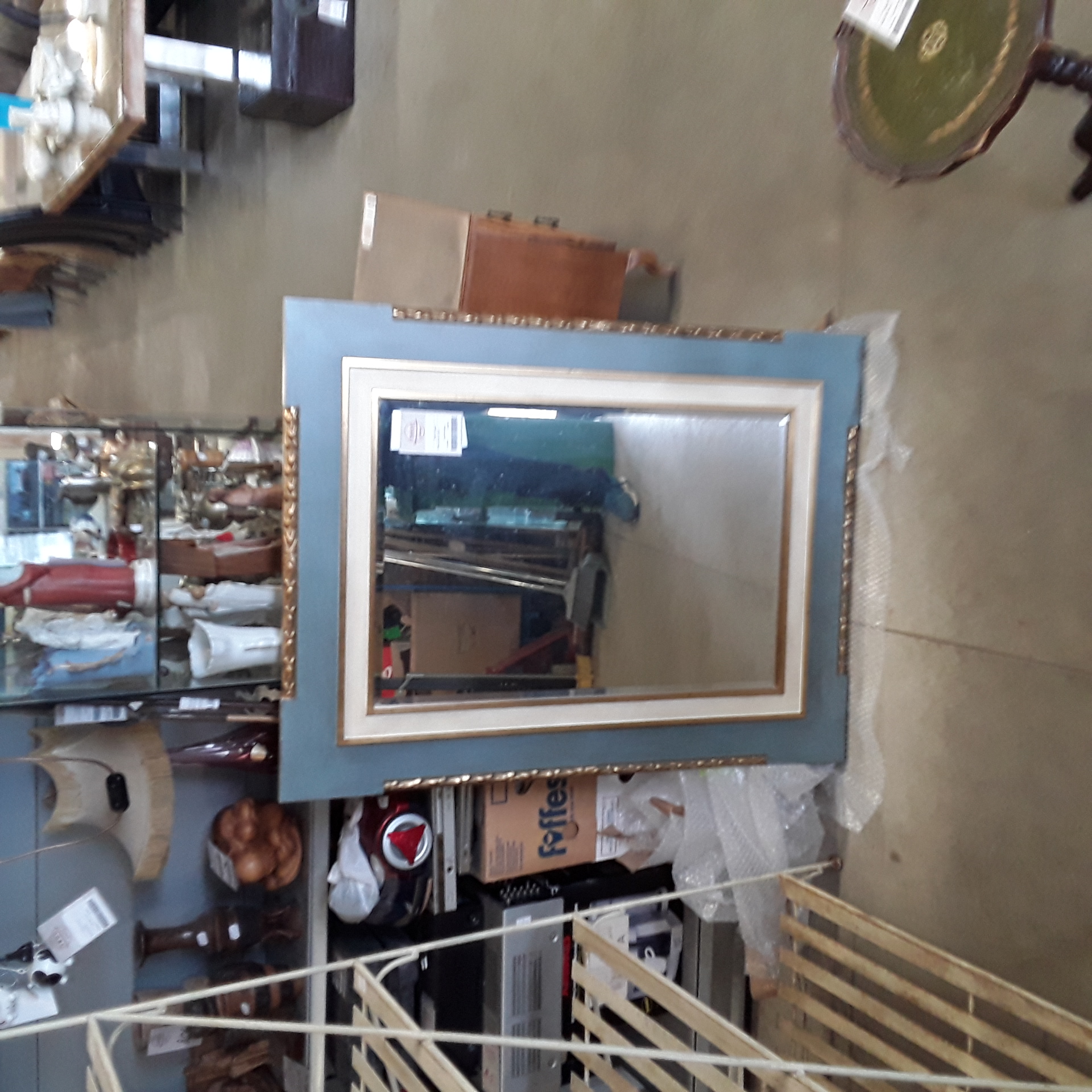 <p>Miroir Avec dorure<br />40,00 € T.T.C<br /><a href="/Article/123458?type=depose" style="color:white;" target="_blank">Lien vers l'article</a></p>