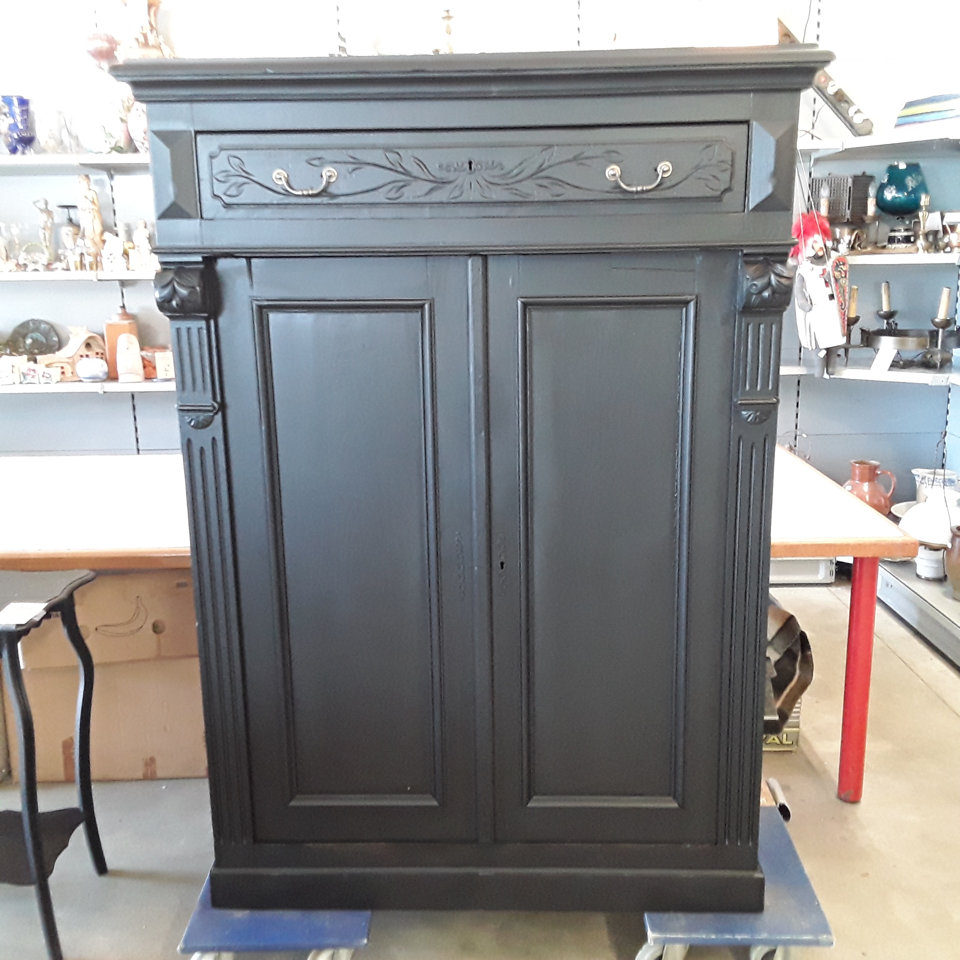<p>Bonheur du jour noir<br />150,00 € T.T.C<br /><a href="/Article/119580?type=depose" style="color:white;" target="_blank">Lien vers l&#39;article</a></p>