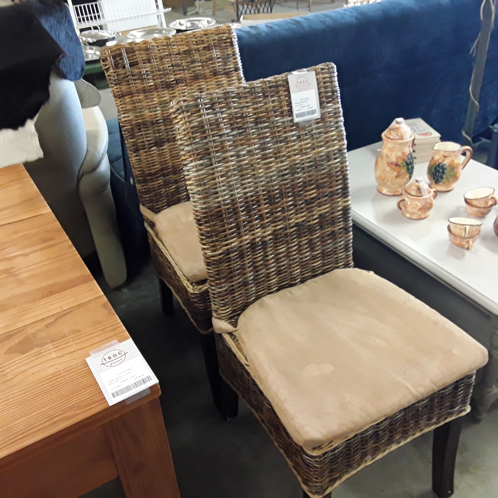<p>Paire de chaises en<br />rotin tressé<br />7,00 € T.T.C<br /><a href="/Article/119759?type=depose" style="color:white;" target="_blank">Lien vers l&#39;article</a></p>