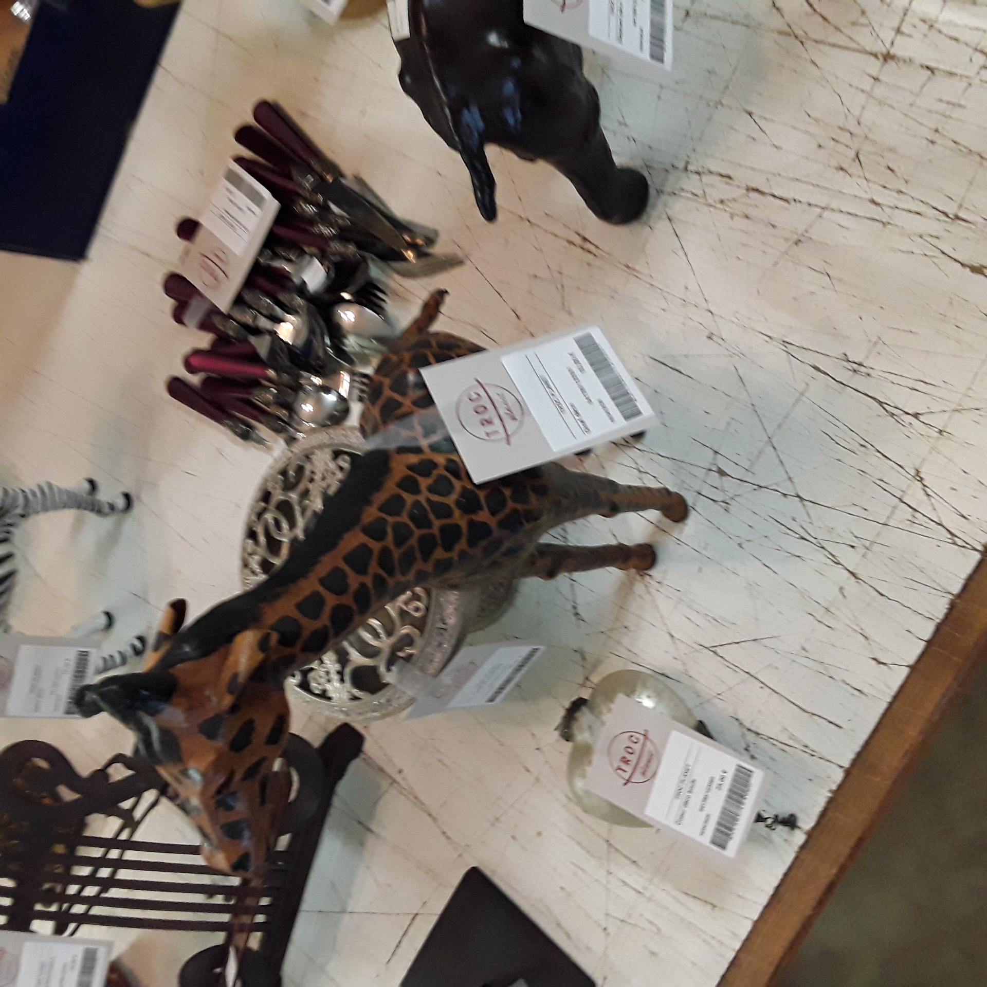 <p>Girafe déco<br />10,00 € T.T.C<br /><a href="/Article/123551?type=depose" style="color:white;" target="_blank">Lien vers l'article</a></p>