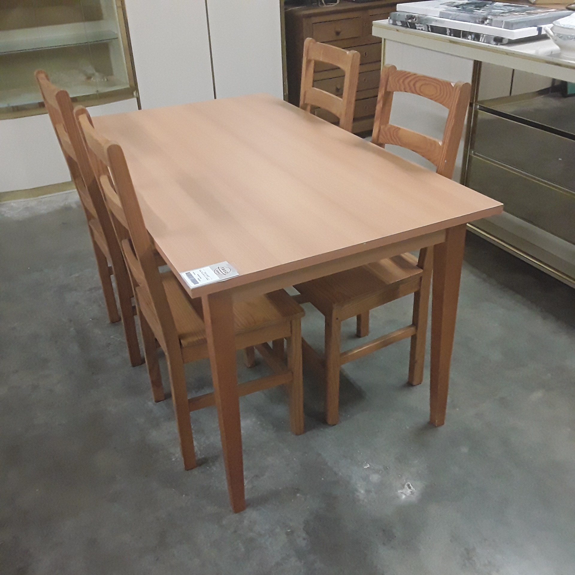 <p>Table 140 x 80 cm + 4 chaises<br />80,00 € T.T.C<br /><a href="/Article/121891?type=depose" style="color:white;" target="_blank">Lien vers l&#39;article</a></p>