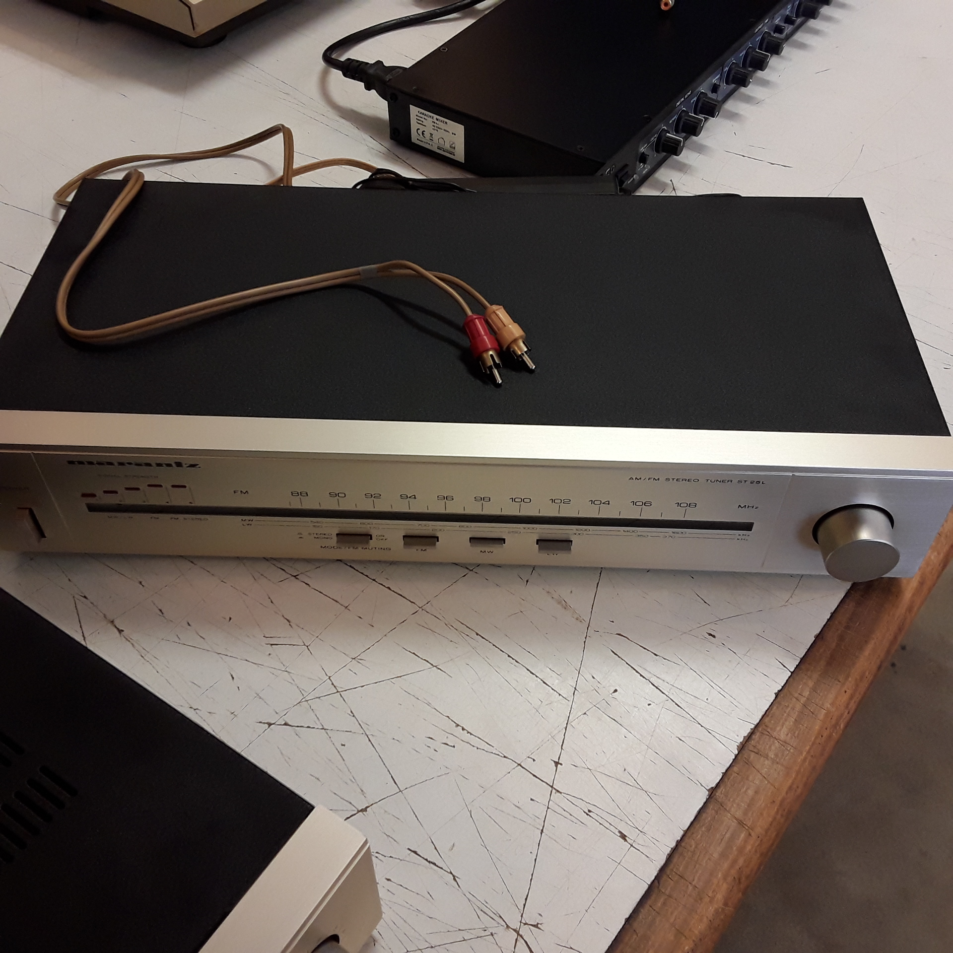 <p>Tuner Marantz ST 25L<br />12,00 € T.T.C<br /><a href="/Article/119858?type=depose" style="color:white;" target="_blank">Lien vers l&#39;article</a></p>