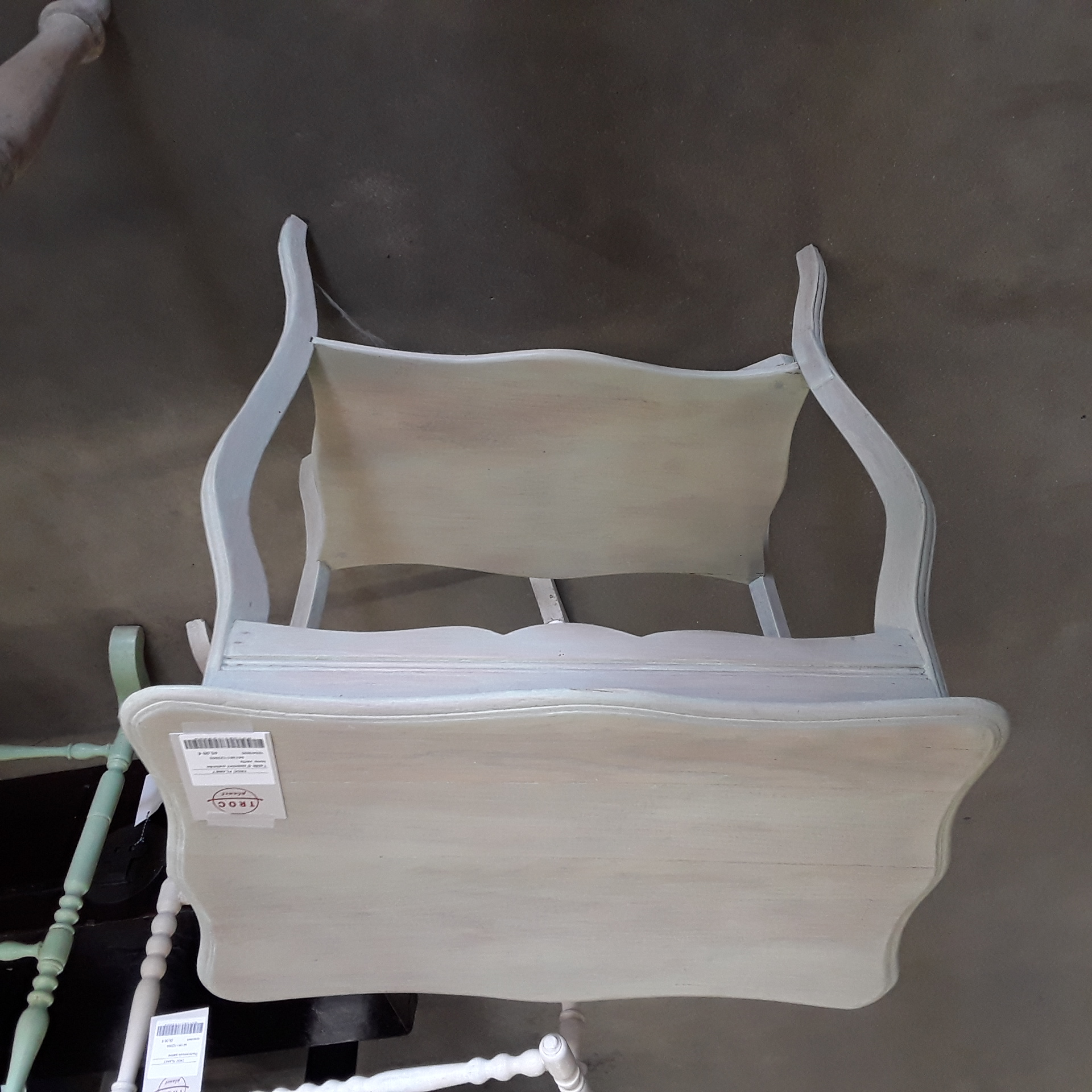 <p>Table d'appoint patinée<br />tons verts<br />45,00 € T.T.C<br /><a href="/Article/123505?type=depose" style="color:white;" target="_blank">Lien vers l'article</a></p>