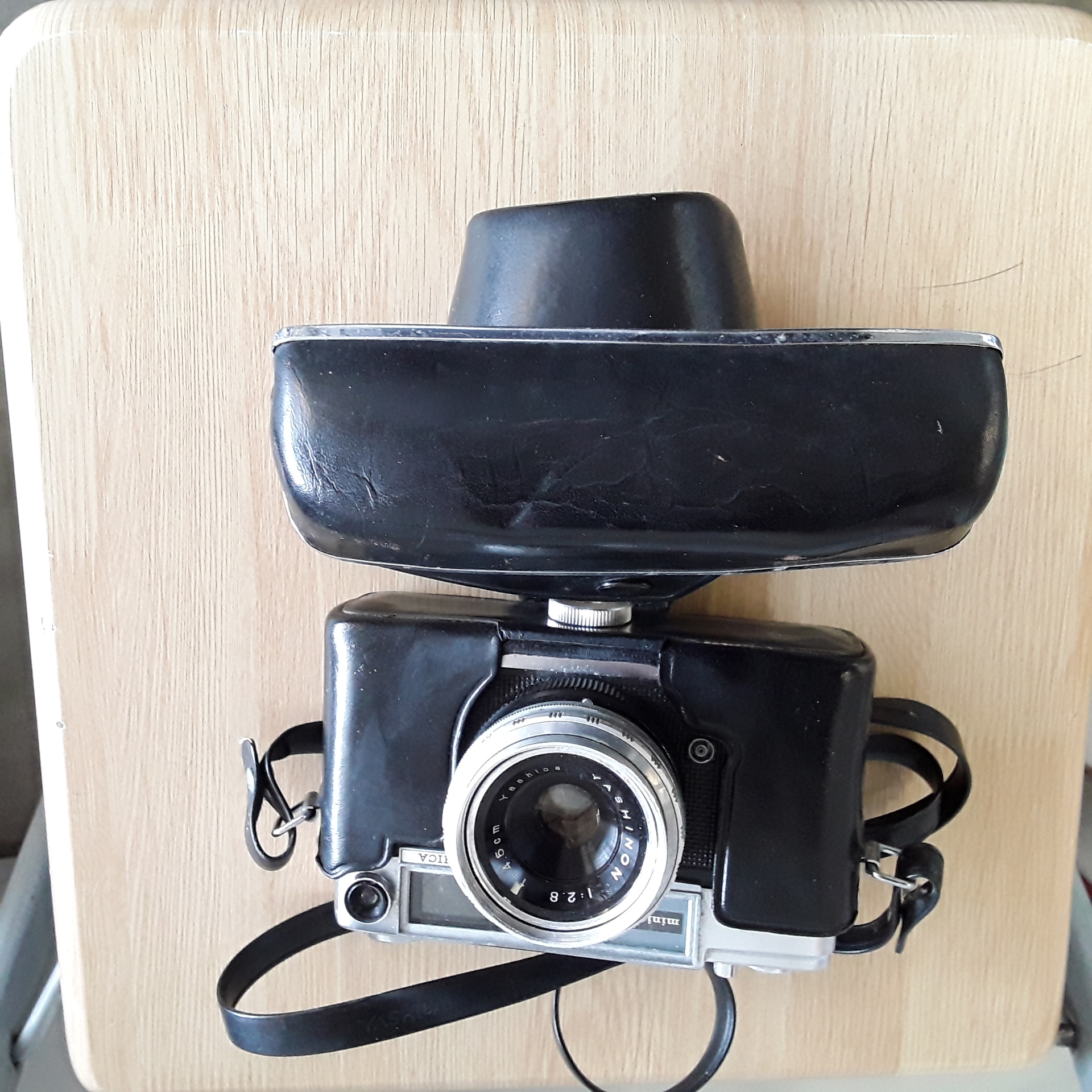 <p>Appareil photo YASHICA<br />50,00 € T.T.C<br /><a href="/Article/123944?type=depose" style="color:white;" target="_blank">Lien vers l'article</a></p>