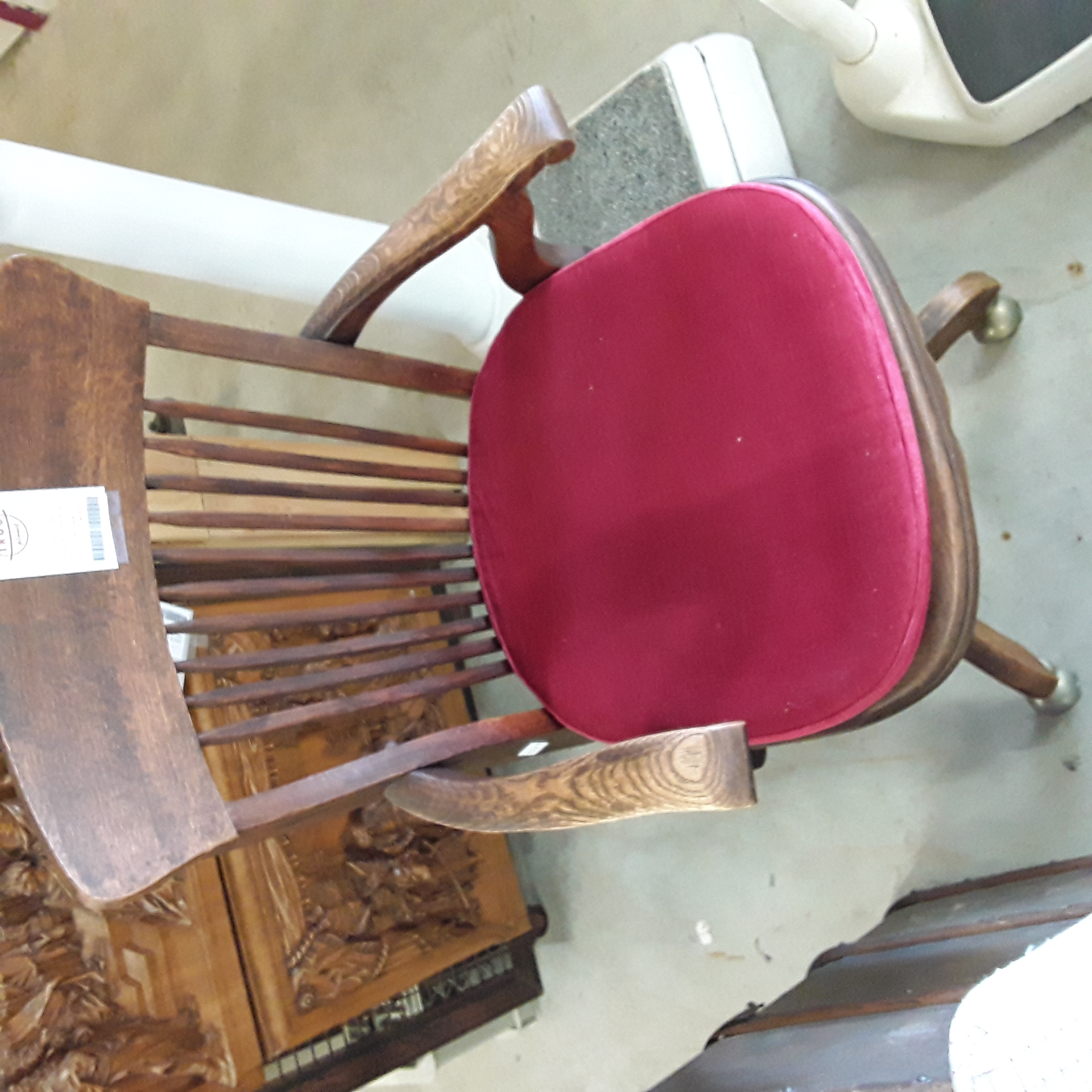 <p>Fauteuil de bureau ancien<br />chêne<br />80,00 € T.T.C<br /><a href="/Article/124098?type=depose" style="color:white;" target="_blank">Lien vers l'article</a></p>