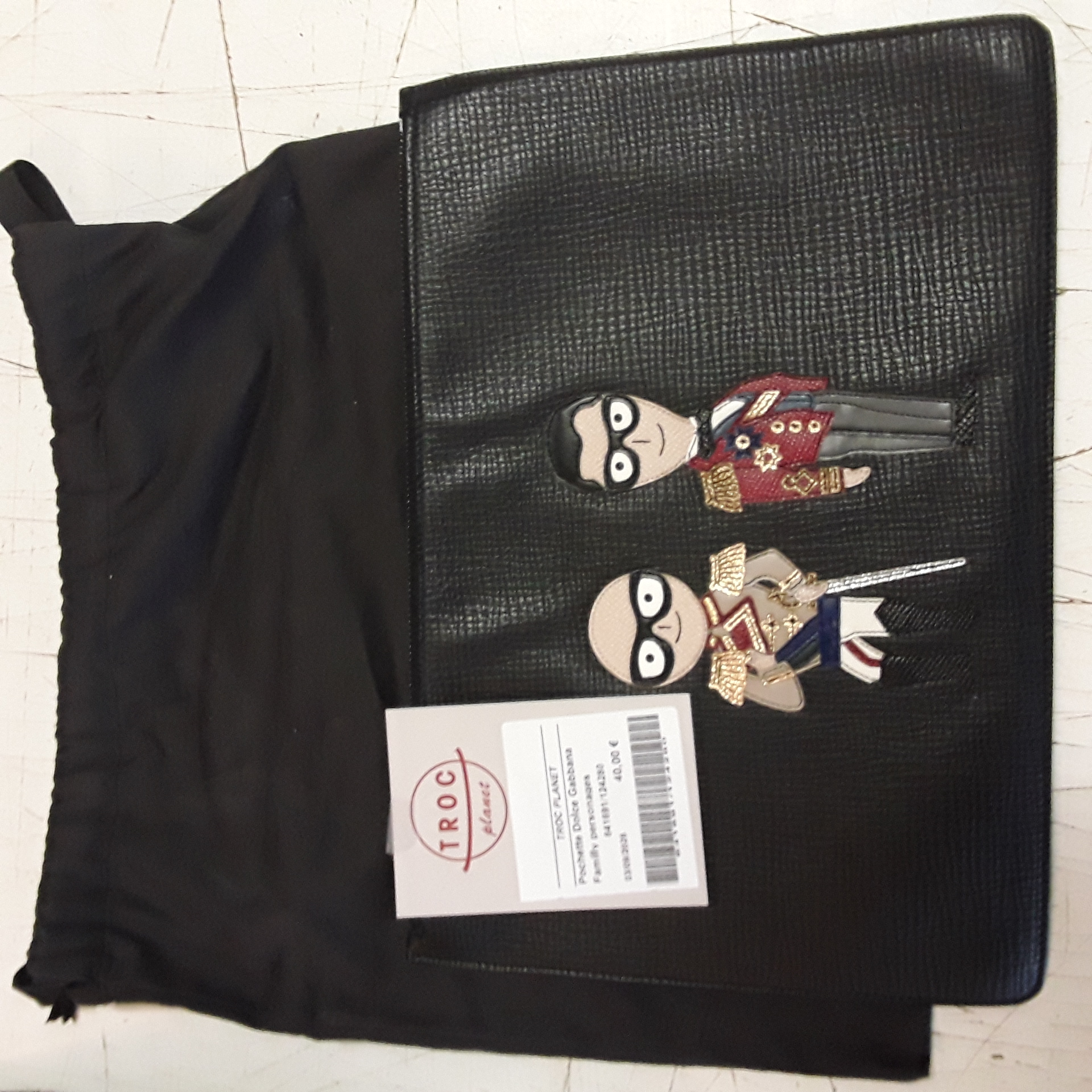 <p>Pochette Dolce Gabbana<br />Familly personages<br />40,00 € T.T.C<br /><a href="/Article/124280?type=depose" style="color:white;" target="_blank">Lien vers l'article</a></p>