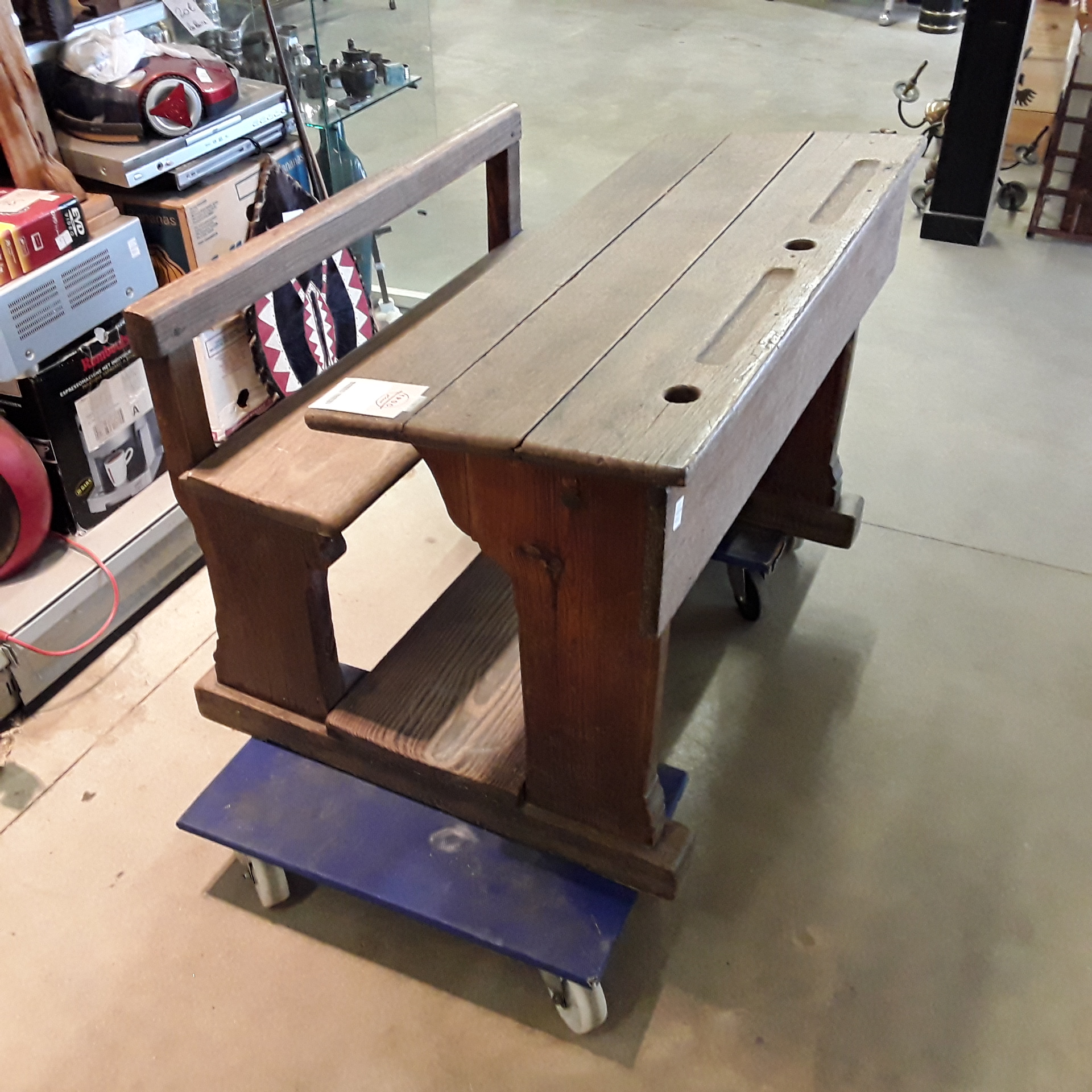 <p>Banc d'écolier double<br />40,00 € T.T.C<br /><a href="/Article/122583?type=depose" style="color:white;" target="_blank">Lien vers l&#39;article</a></p>