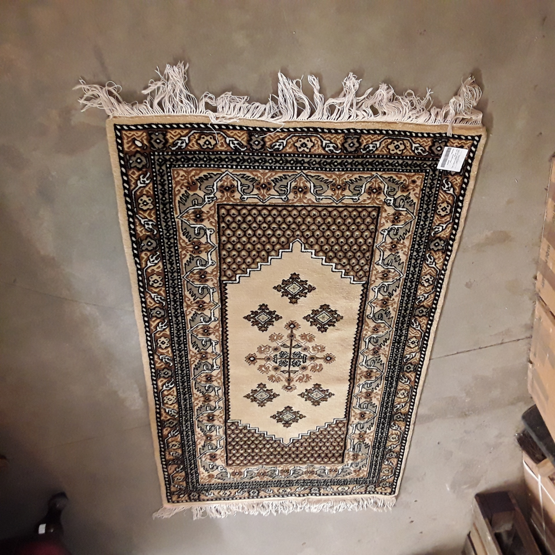 <p>Tapis de couloir couleur beige<br />noir  90*150<br />30,00 € T.T.C<br /><a href="/Article/123104?type=depose" style="color:white;" target="_blank">Lien vers l'article</a></p>