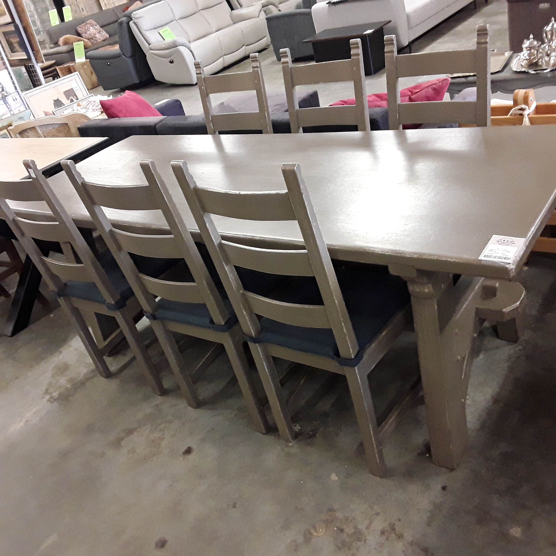 <p>Table ton gris + 6 chaises<br />220x90 cm<br />175,00 € T.T.C<br /><a href="/Article/118756?type=depose" style="color:white;" target="_blank">Lien vers l&#39;article</a></p>