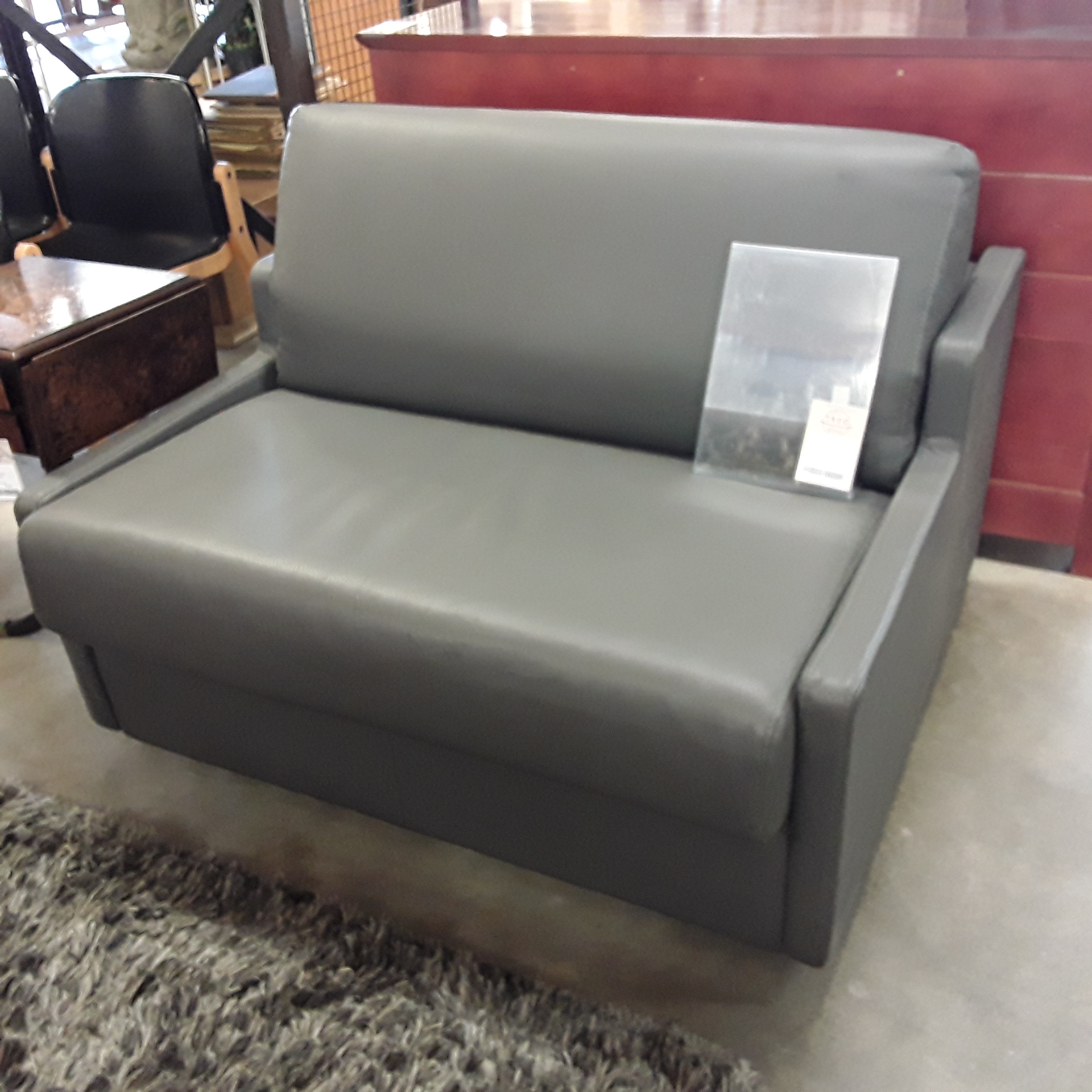 <p>Divan-lit gris<br />120,00 € T.T.C<br /><a href="/Article/121489?type=depose" style="color:white;" target="_blank">Lien vers l&#39;article</a></p>