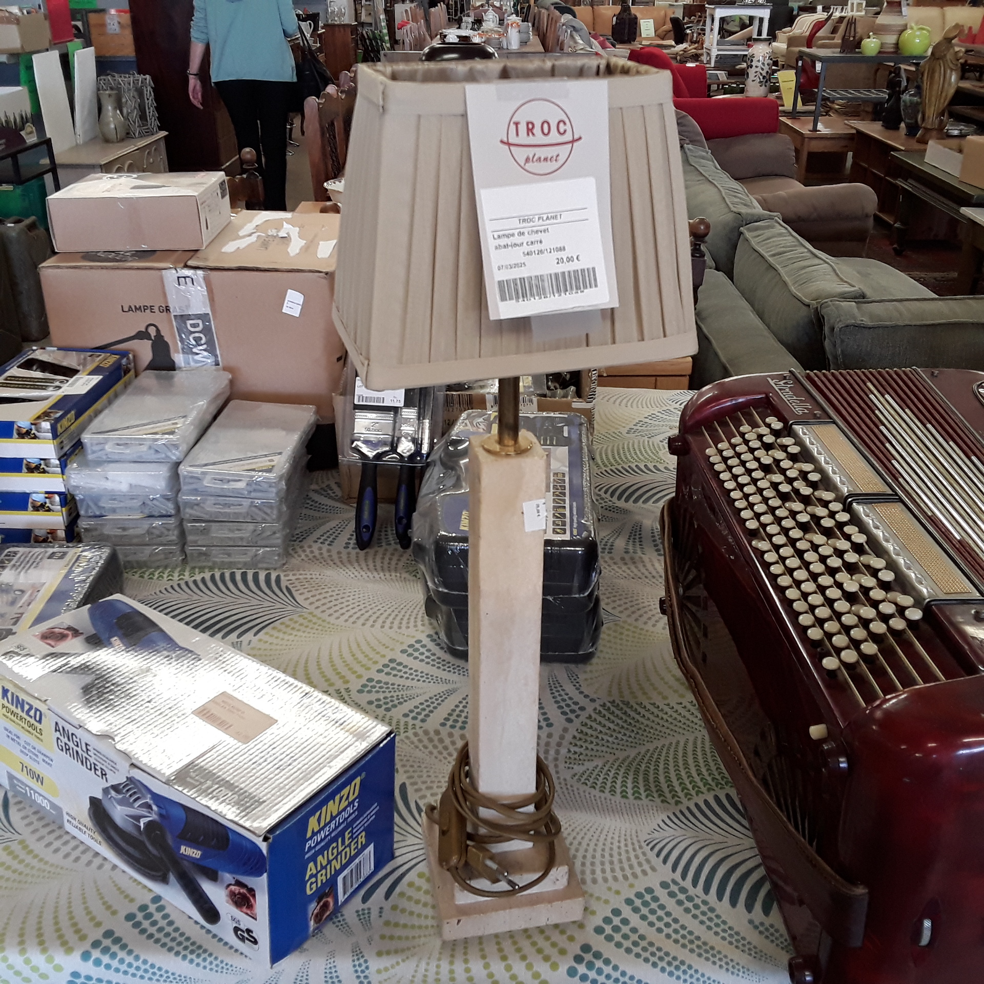 <p>Lampe de chevet<br />abat-jour carré<br />16,00 € T.T.C<br /><a href="/Article/121088?type=depose" style="color:white;" target="_blank">Lien vers l&#39;article</a></p>