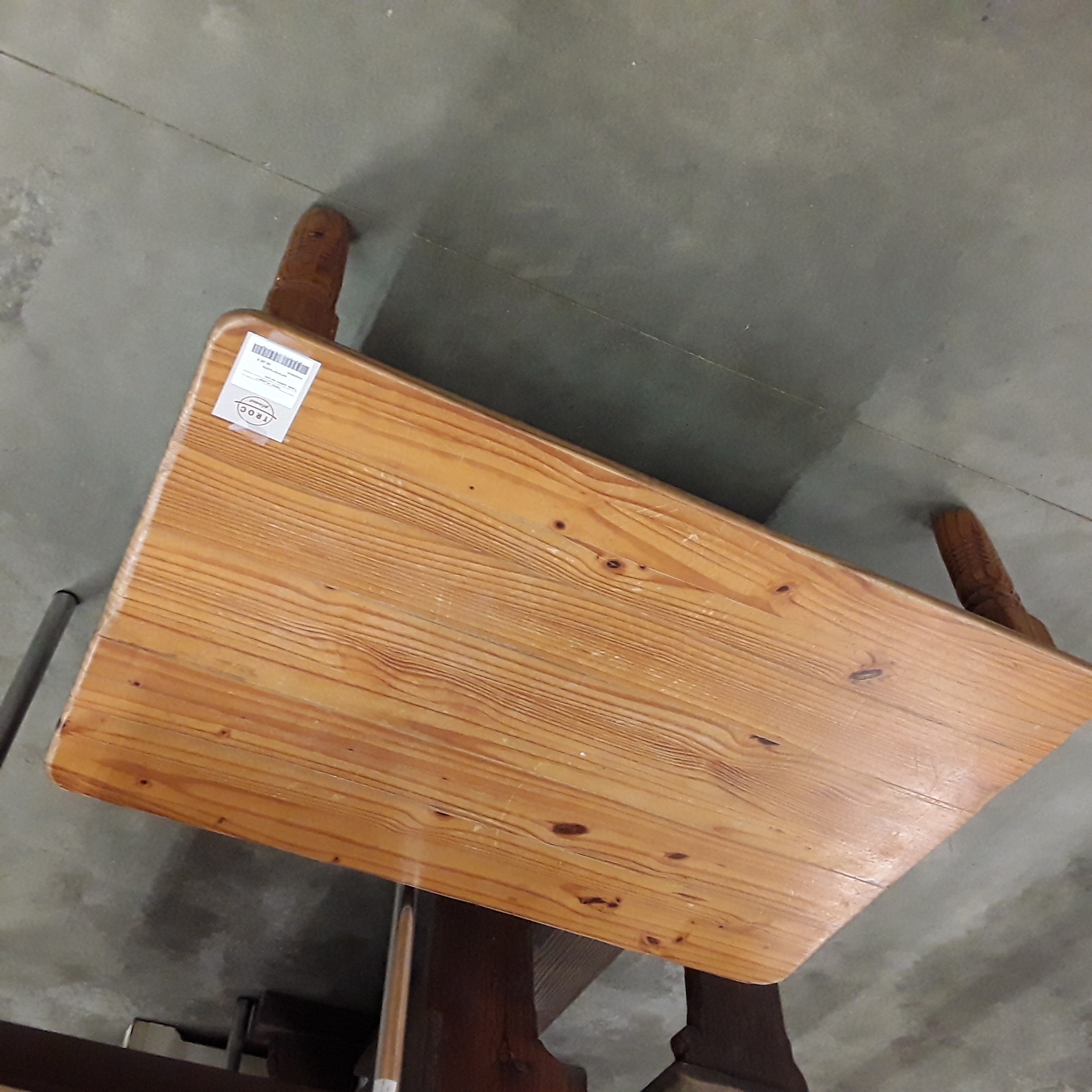 <p>Table salon en pin<br />30,00 € T.T.C<br /><a href="/Article/123218?type=depose" style="color:white;" target="_blank">Lien vers l'article</a></p>