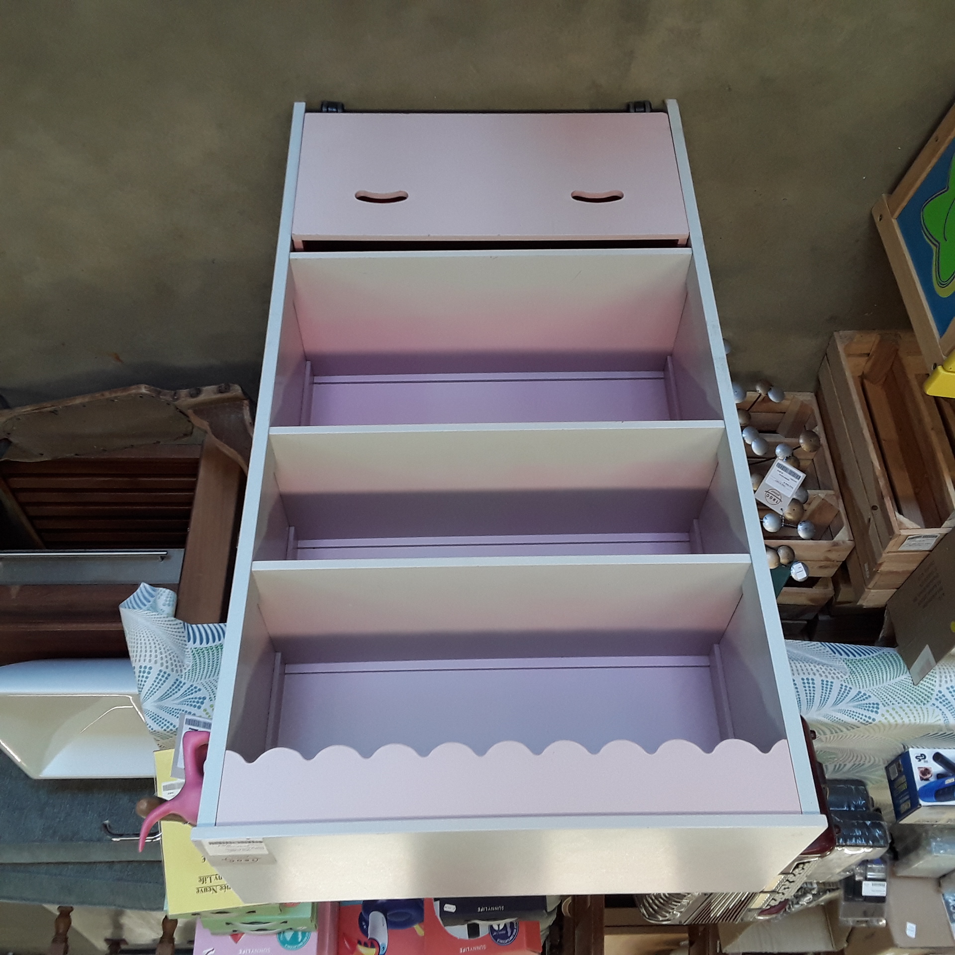 <p>Etagère enfant colorée<br />avec tiroir<br />18,00 € T.T.C<br /><a href="/Article/121052?type=depose" style="color:white;" target="_blank">Lien vers l&#39;article</a></p>