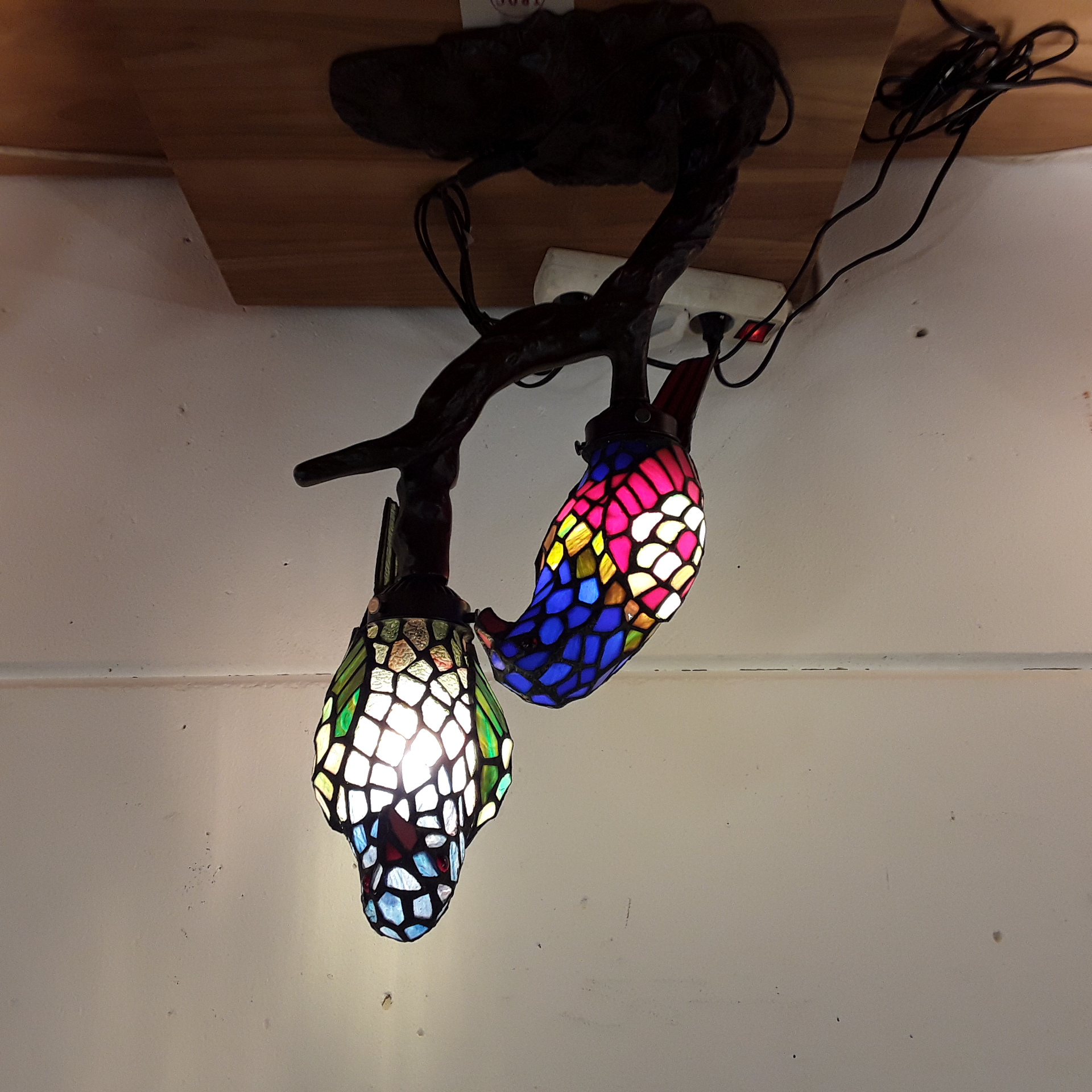 <p>Lampe perroquets Tiffany<br />939<br />299,00 € T.T.C<br /><a href="/Article/4647?type=neuf" style="color:white;" target="_blank">Lien vers l'article</a></p>