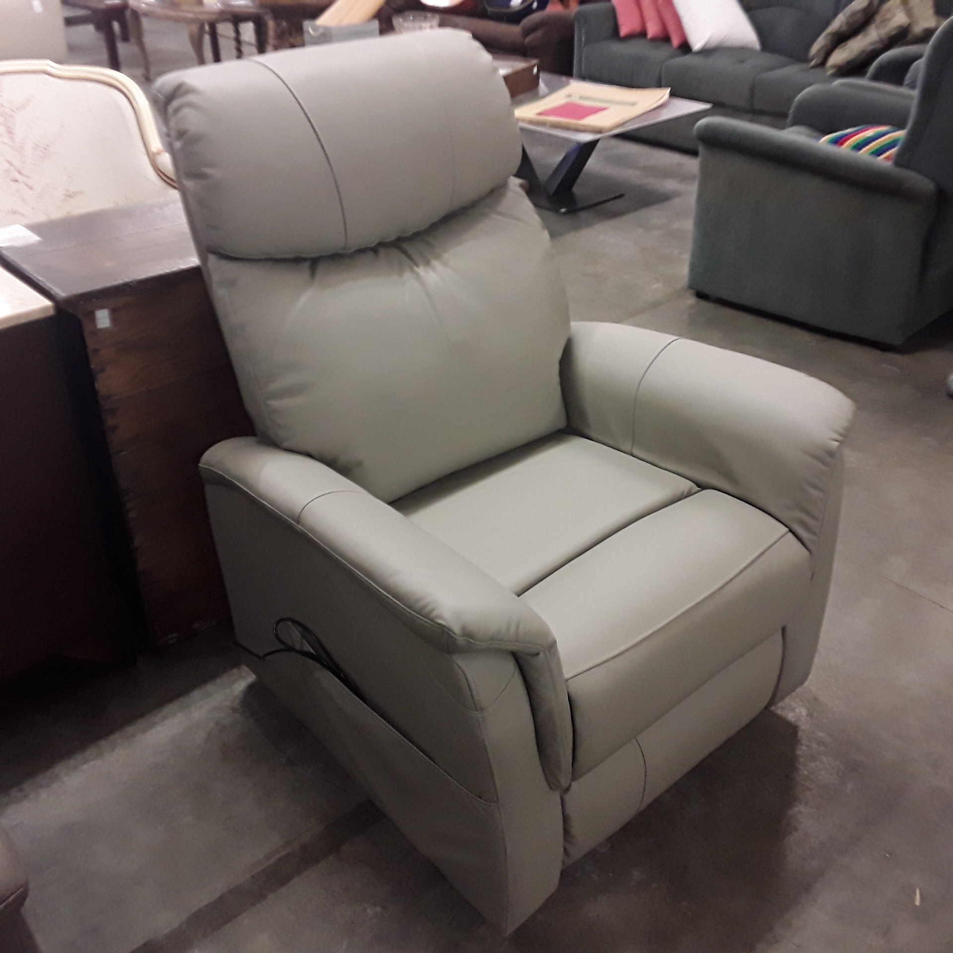 <p>Relax électrique  Bergil<br />releveur cuir <br />649,00 € T.T.C<br /><a href="/Article/4509?type=neuf" style="color:white;" target="_blank">Lien vers l&#39;article</a></p>
