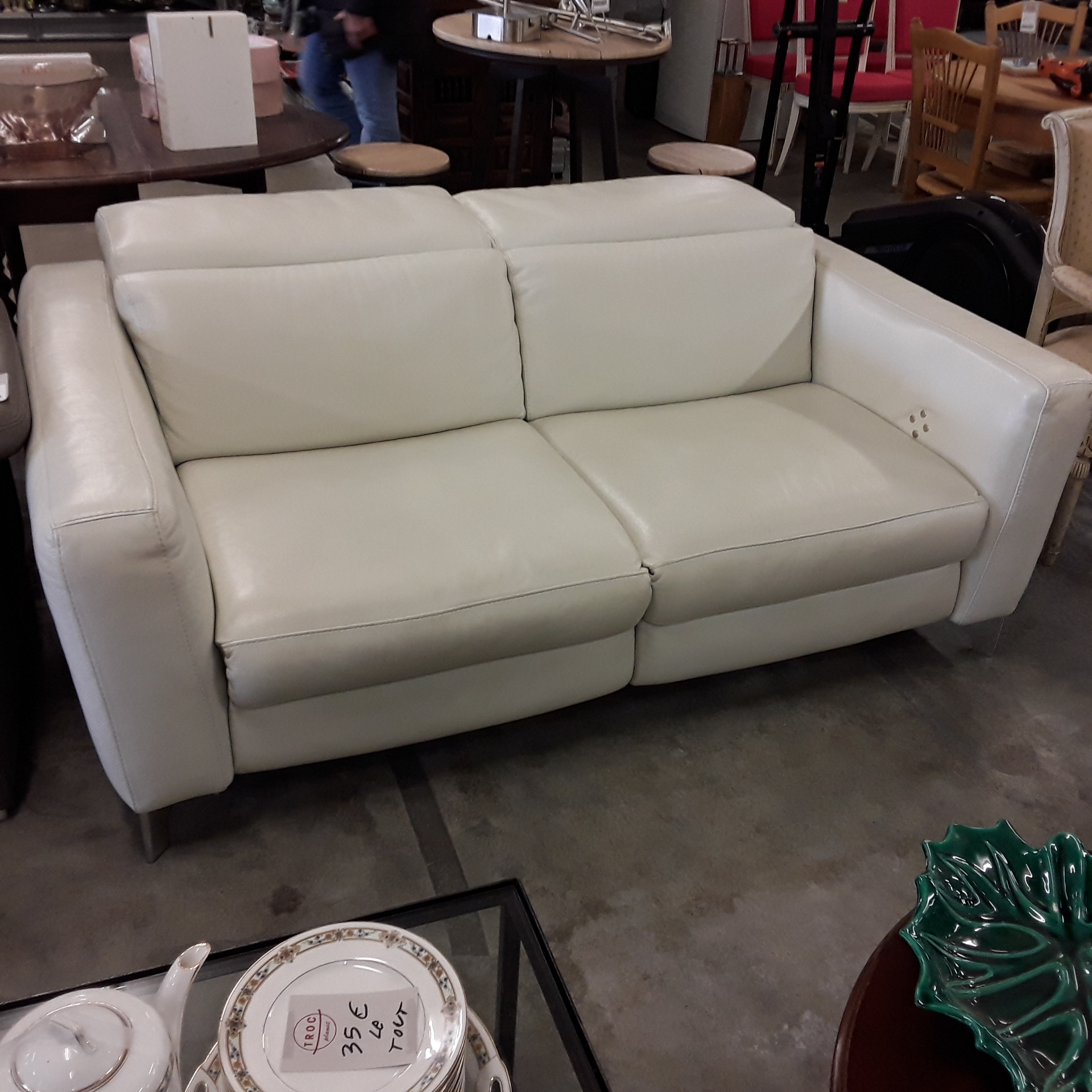 <p>Fauteuil 2 places Cuir blanc<br />2 relax électriques<br />200,00 € T.T.C<br /><a href="/Article/122747?type=depose" style="color:white;" target="_blank">Lien vers l&#39;article</a></p>