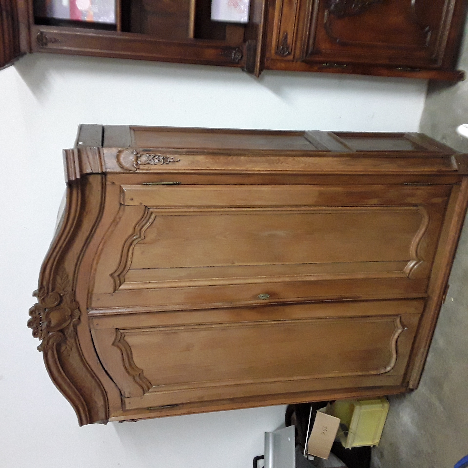 <p>Garde robe ancienne chêne <br />L:165x p:60xH228cm + clef<br />150,00 € T.T.C<br /><a href="/Article/123454?type=depose" style="color:white;" target="_blank">Lien vers l'article</a></p>