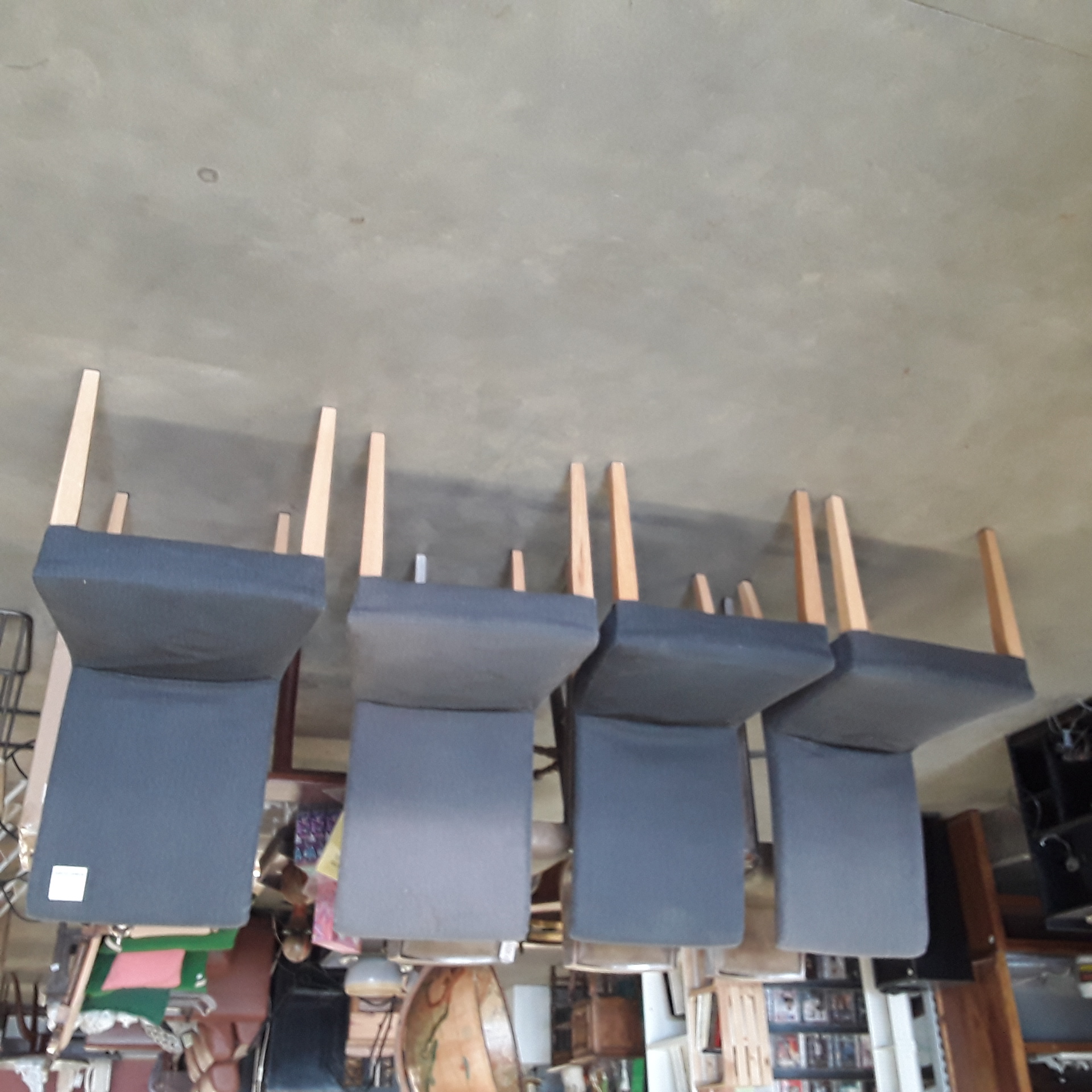 <p>Lot 4 chaises tissu chêne<br />Ikea Henriksdal<br />60,00 € T.T.C<br /><a href="/Article/124061?type=depose" style="color:white;" target="_blank">Lien vers l'article</a></p>