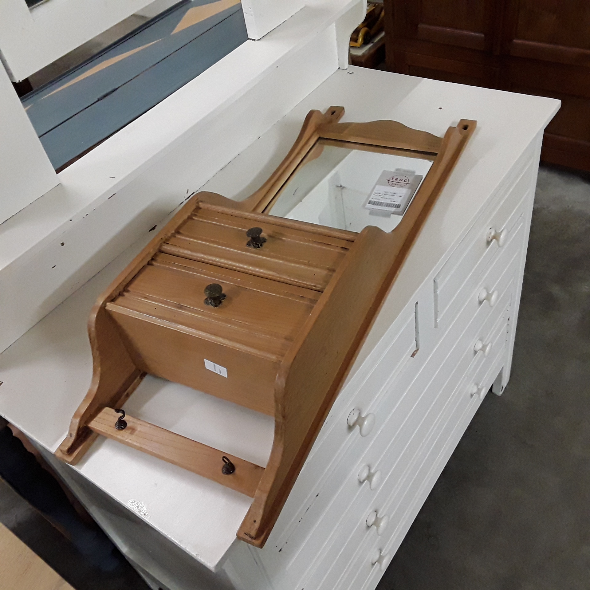 <p>Meuble à suspendre en pin<br />avec miroir<br />40,00 € T.T.C<br /><a href="/Article/122777?type=depose" style="color:white;" target="_blank">Lien vers l&#39;article</a></p>