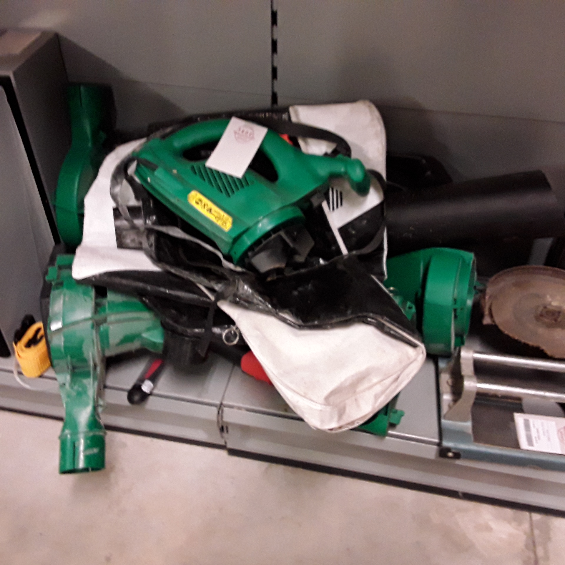 <p>Lot souffleur pour jardin<br />20,00 € T.T.C<br /><a href="/Article/122820?type=depose" style="color:white;" target="_blank">Lien vers l&#39;article</a></p>