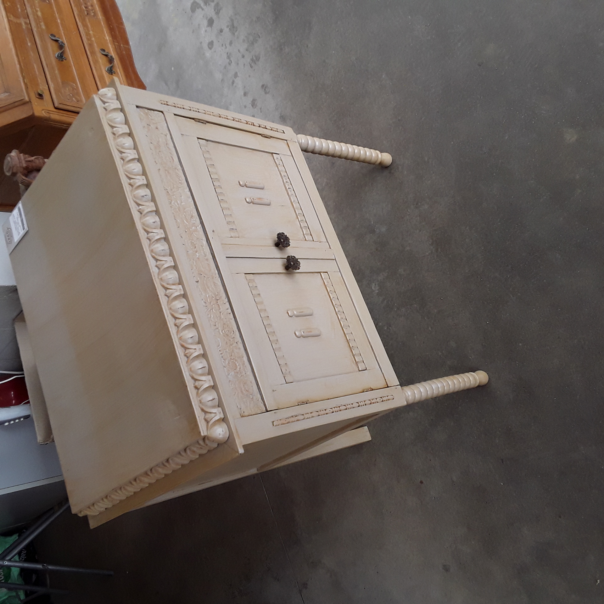 <p>Meuble ancien blanc  2 portes <br />GM + tiroir  haut<br />75,00 € T.T.C<br /><a href="/Article/123809?type=depose" style="color:white;" target="_blank">Lien vers l'article</a></p>