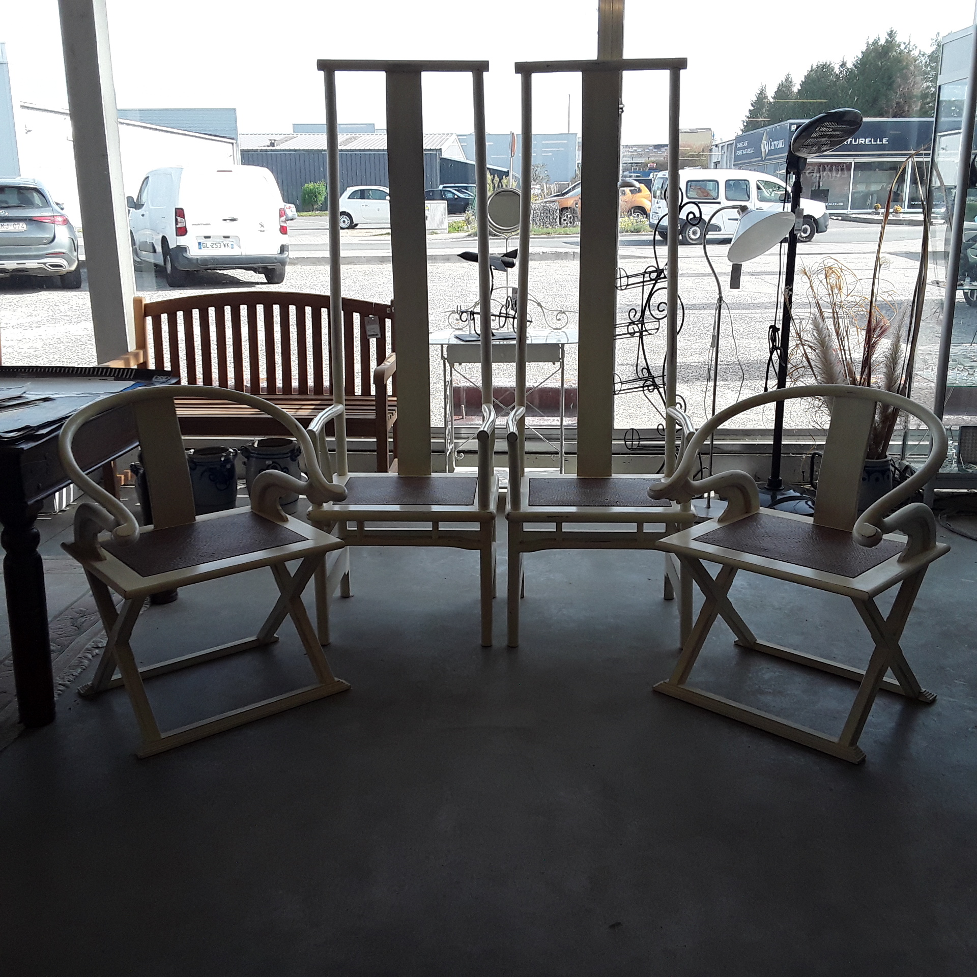 <p>ensemble de 4 fauteuils design<br />2 dossiers arrondis et 2 hauts<br />275,00 € T.T.C<br /><a href="/Article/122430?type=depose" style="color:white;" target="_blank">Lien vers l&#39;article</a></p>