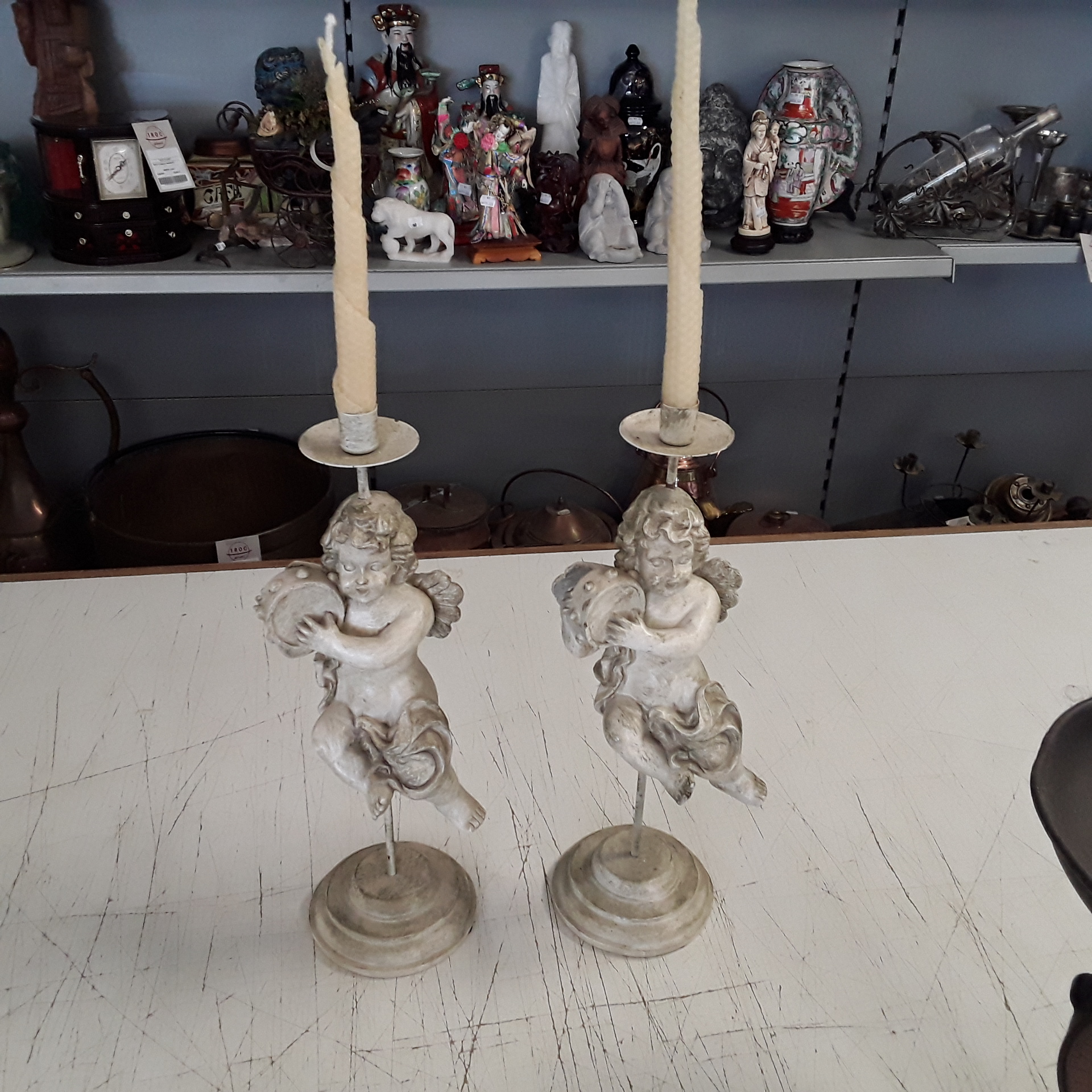 <p>Paire de chandeliers angelots<br />40,00 € T.T.C<br /><a href="/Article/122428?type=depose" style="color:white;" target="_blank">Lien vers l&#39;article</a></p>