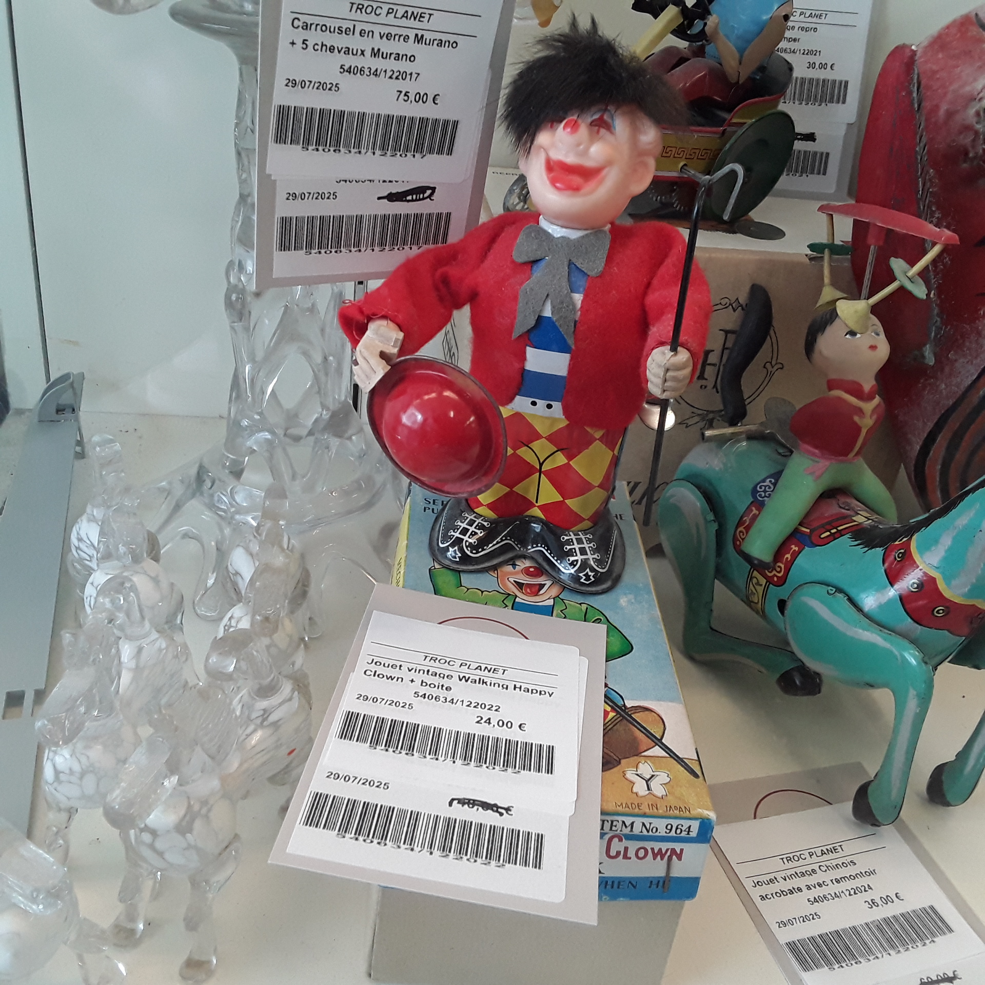 <p>Jouet vintage Walking Happy<br />Clown + boite<br />24,00 € T.T.C<br /><a href="/Article/122022?type=depose" style="color:white;" target="_blank">Lien vers l&#39;article</a></p>
