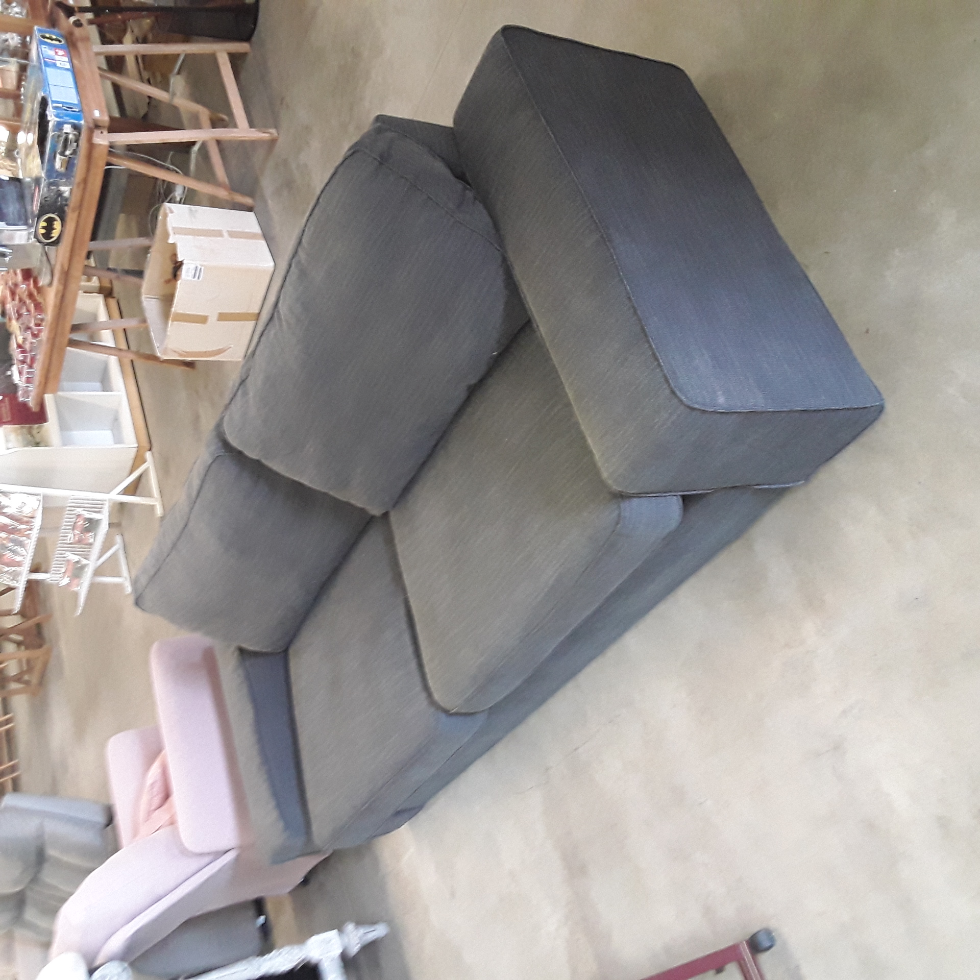 <p>fauteuil 3 pl tissu gris foncé<br />225x90 cm<br />150,00 € T.T.C<br /><a href="/Article/124300?type=depose" style="color:white;" target="_blank">Lien vers l'article</a></p>