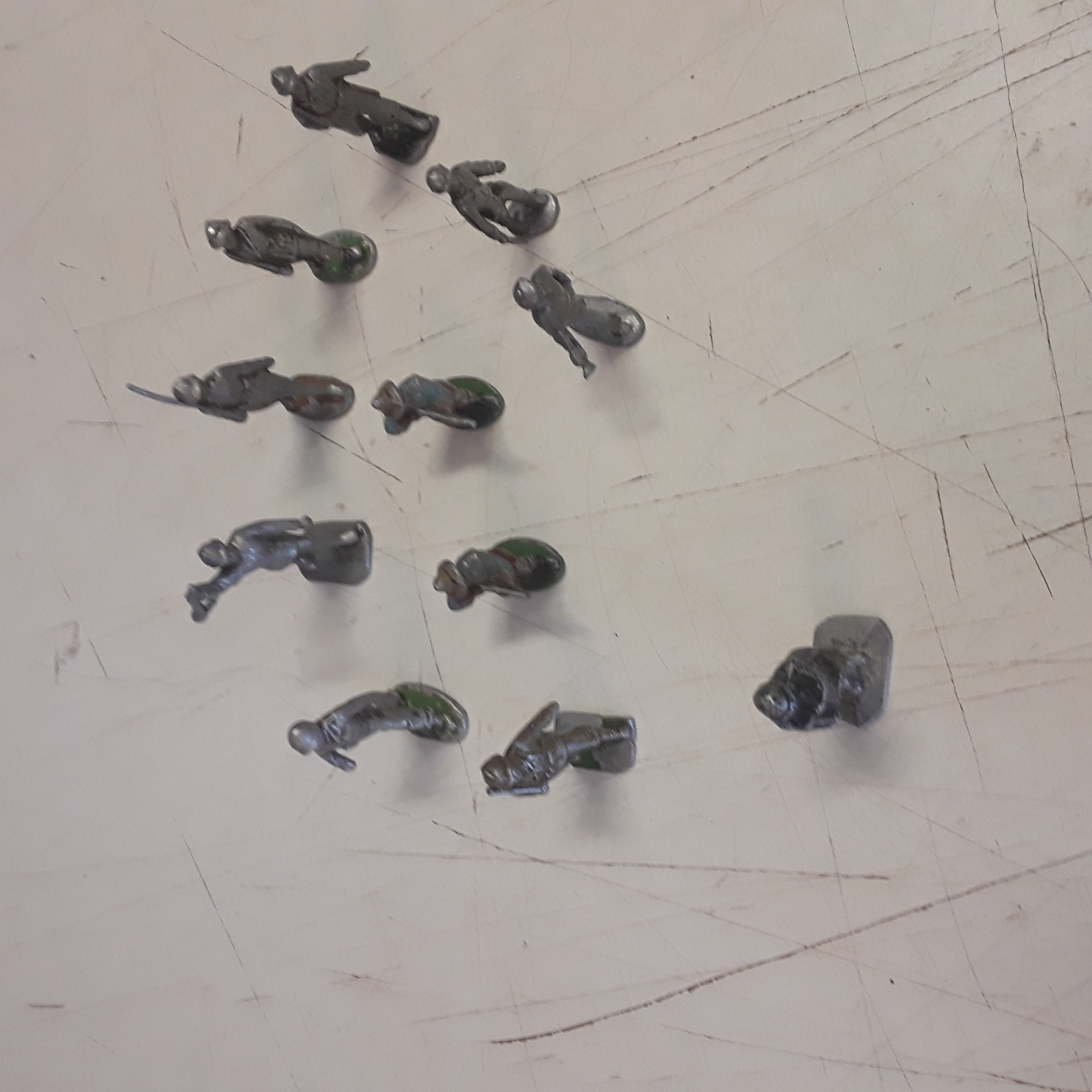 <p>Lot de soldats métal <br />11 personnages<br />15,00 € T.T.C<br /><a href="/Article/123998?type=depose" style="color:white;" target="_blank">Lien vers l'article</a></p>