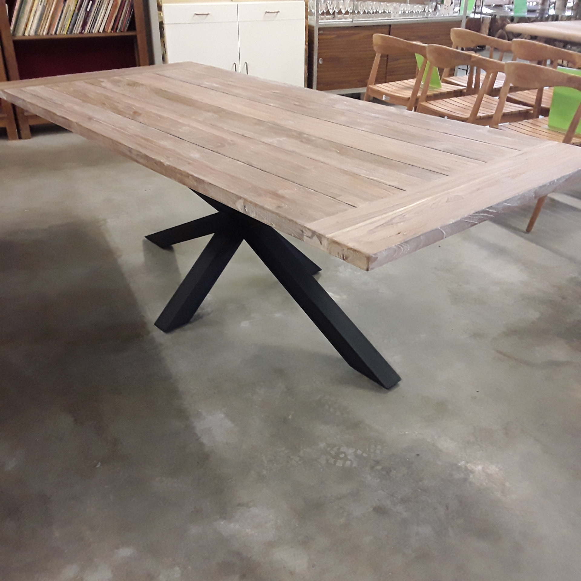 <p>Table ext jardin 100 x 220 Cm<br />Teck + pied alu Noir IS01C010<br />1 299,00 € T.T.C<br /><a href="/Article/4455?type=neuf" style="color:white;" target="_blank">Lien vers l&#39;article</a></p>