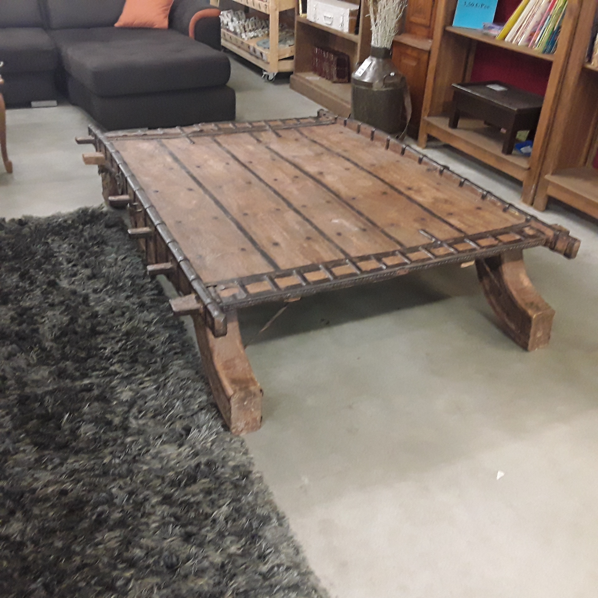<p>Table indienne 170 x 150 cm<br />240,00 € T.T.C<br /><a href="/Article/122233?type=depose" style="color:white;" target="_blank">Lien vers l&#39;article</a></p>
