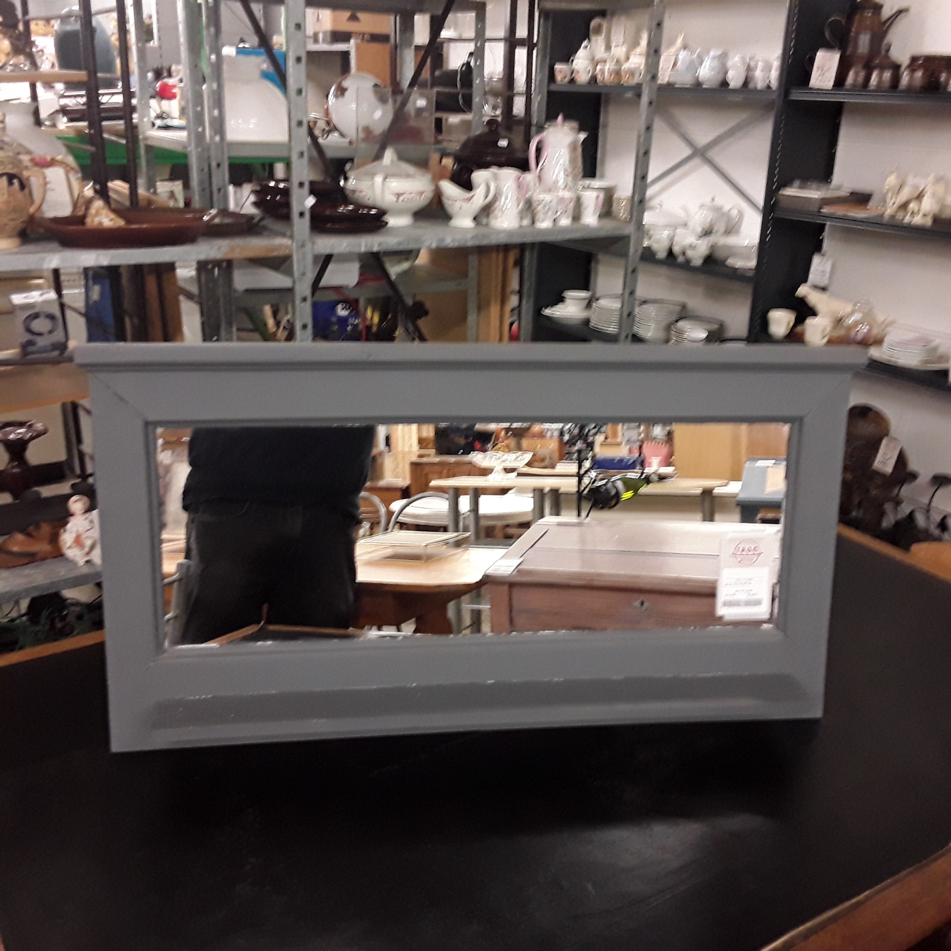 <p>Miroir gris 90x49 cm<br />30,00 € T.T.C<br /><a href="/Article/123008?type=depose" style="color:white;" target="_blank">Lien vers l'article</a></p>