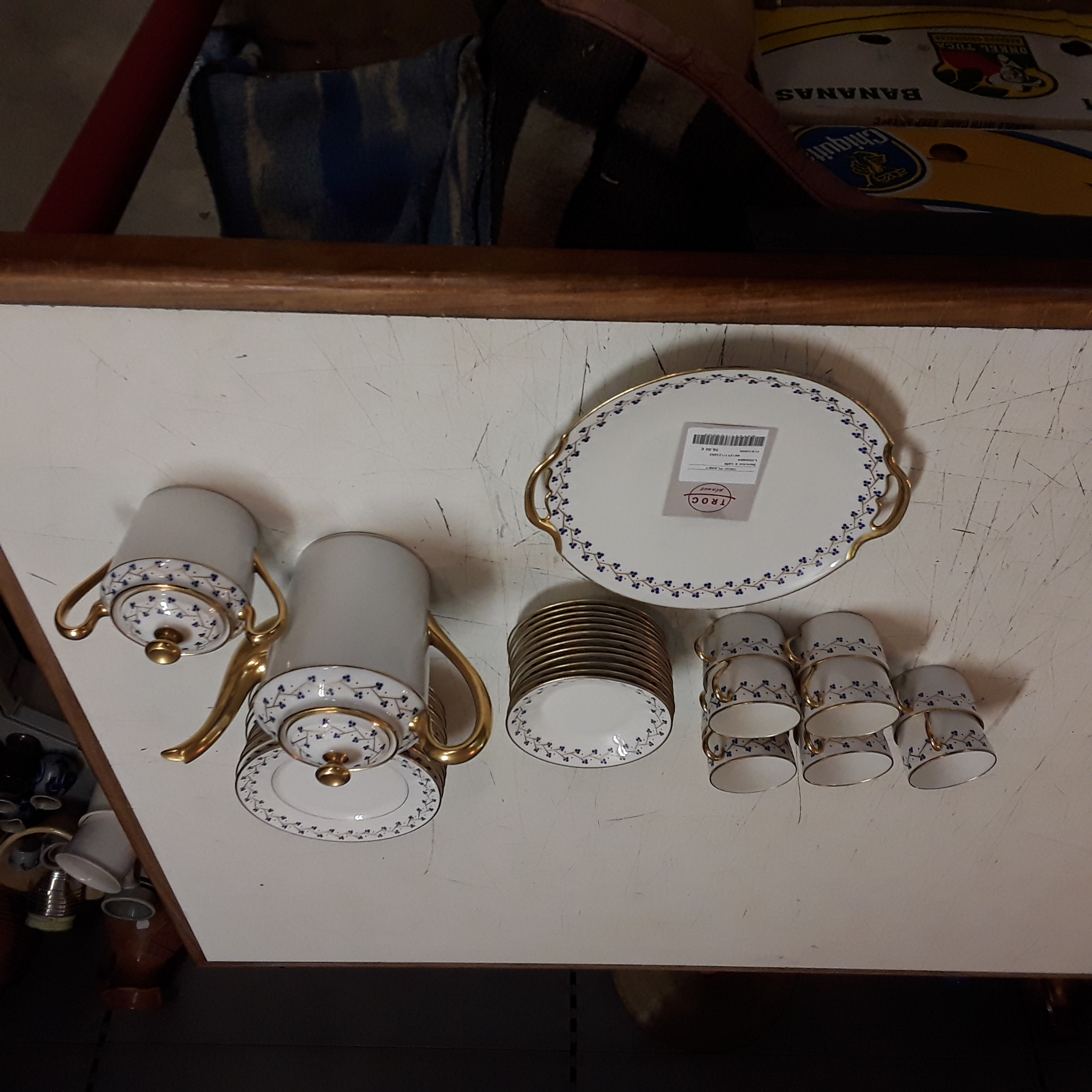 <p>Service à café<br />Limoges<br />50,00 € T.T.C<br /><a href="/Article/123203?type=depose" style="color:white;" target="_blank">Lien vers l'article</a></p>